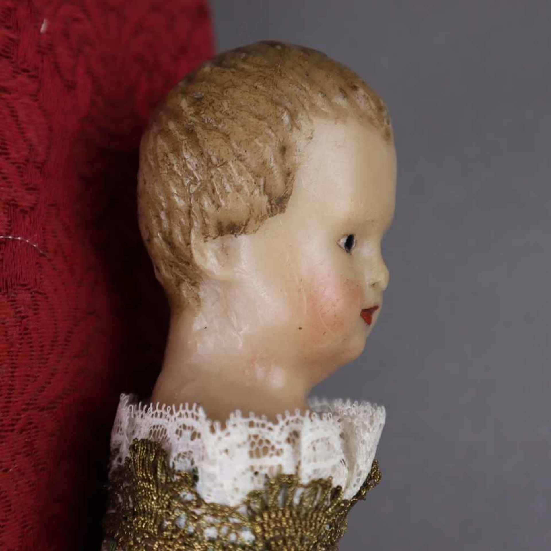 Fatschenkind - Kopf aus Wachs, farbig gefasst, Wickelung mit Stoff und (Gold-)spitze sowie - Bild 3 aus 6