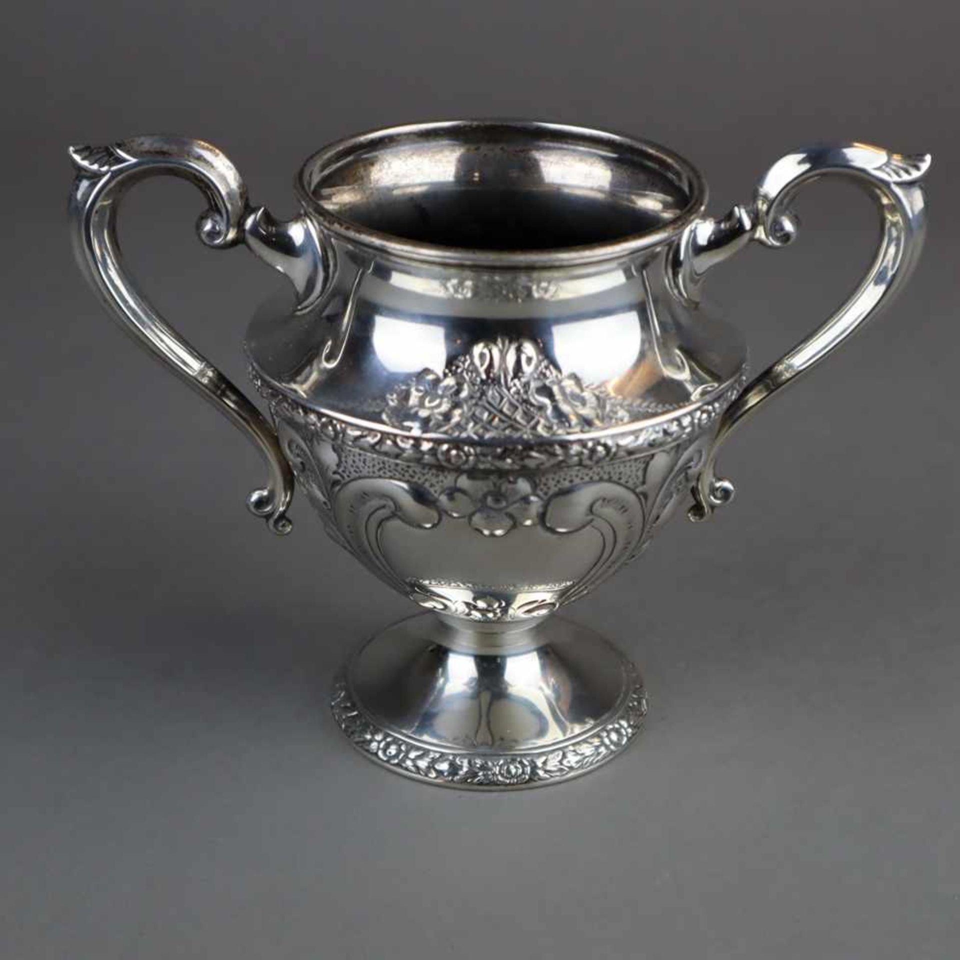 Henkel-Vase - wohl USA, Silber, gestempelt "Artcraft/Sterling/X100/Hand Chased", auf rundem Standfuß