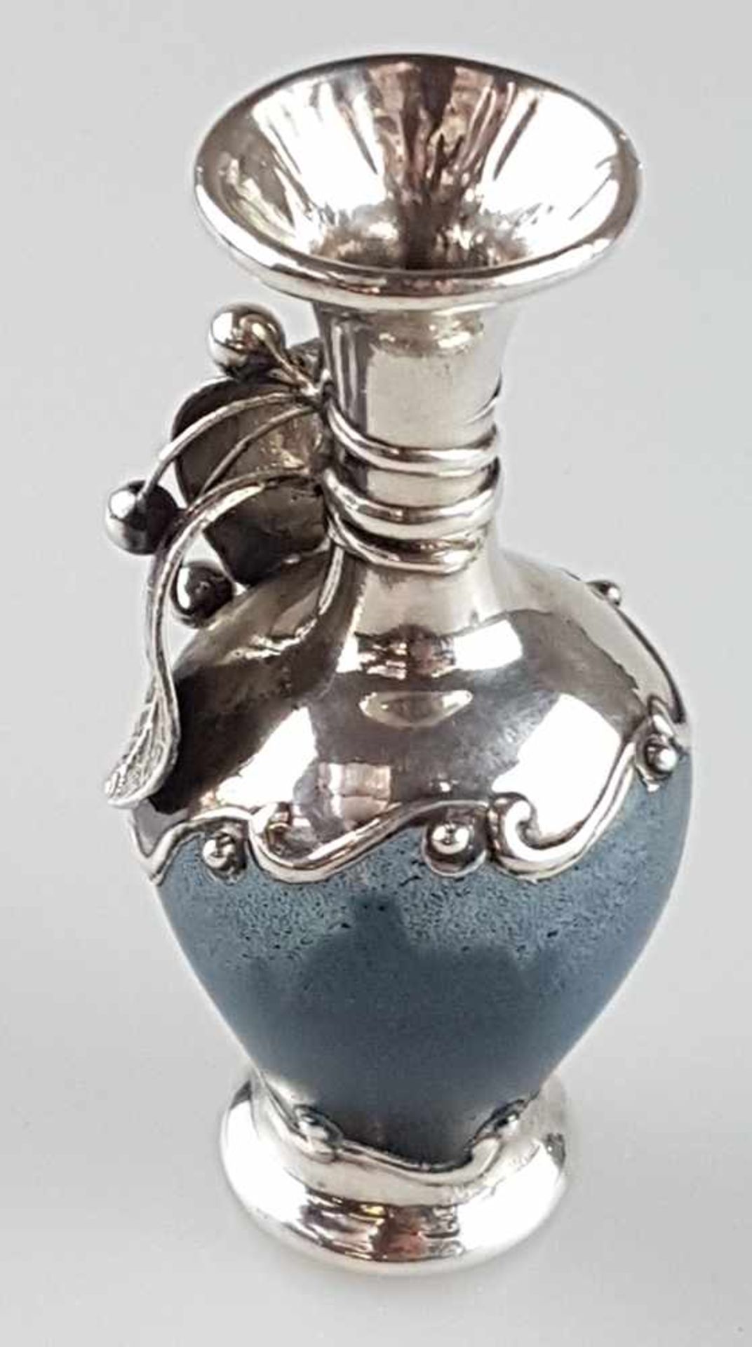 Kleine Vase - blaues Glas mit Silbermontierung, plastischer floraler Dekor, H.ca.9,5cm, Gew.ca. - Bild 3 aus 5