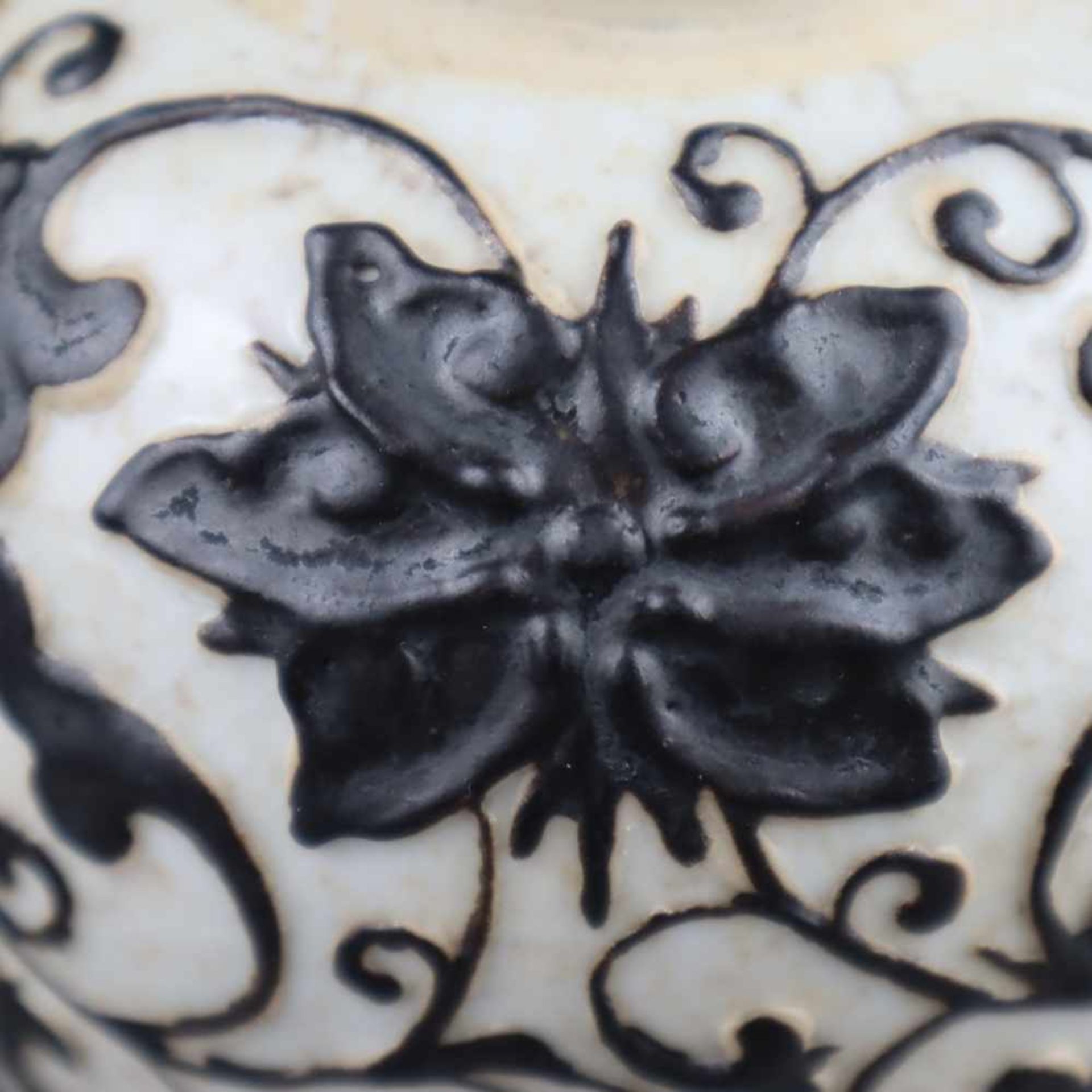 Shoulder pot - China, porcelain with relief lotus decoration, brown glazed, H.ca. - Bild 3 aus 6