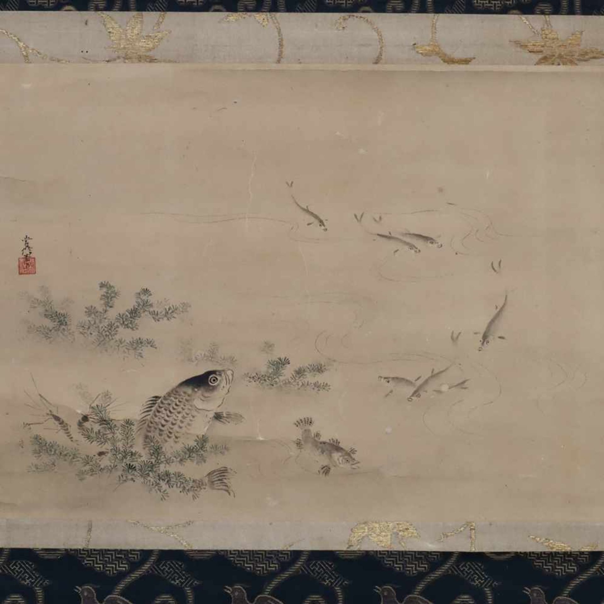 Koikarpfen im Teich mit Wasserpflanzen - Japan, Tusche/ Farbe auf Papier, signiert und gesiegelt, - Bild 2 aus 9