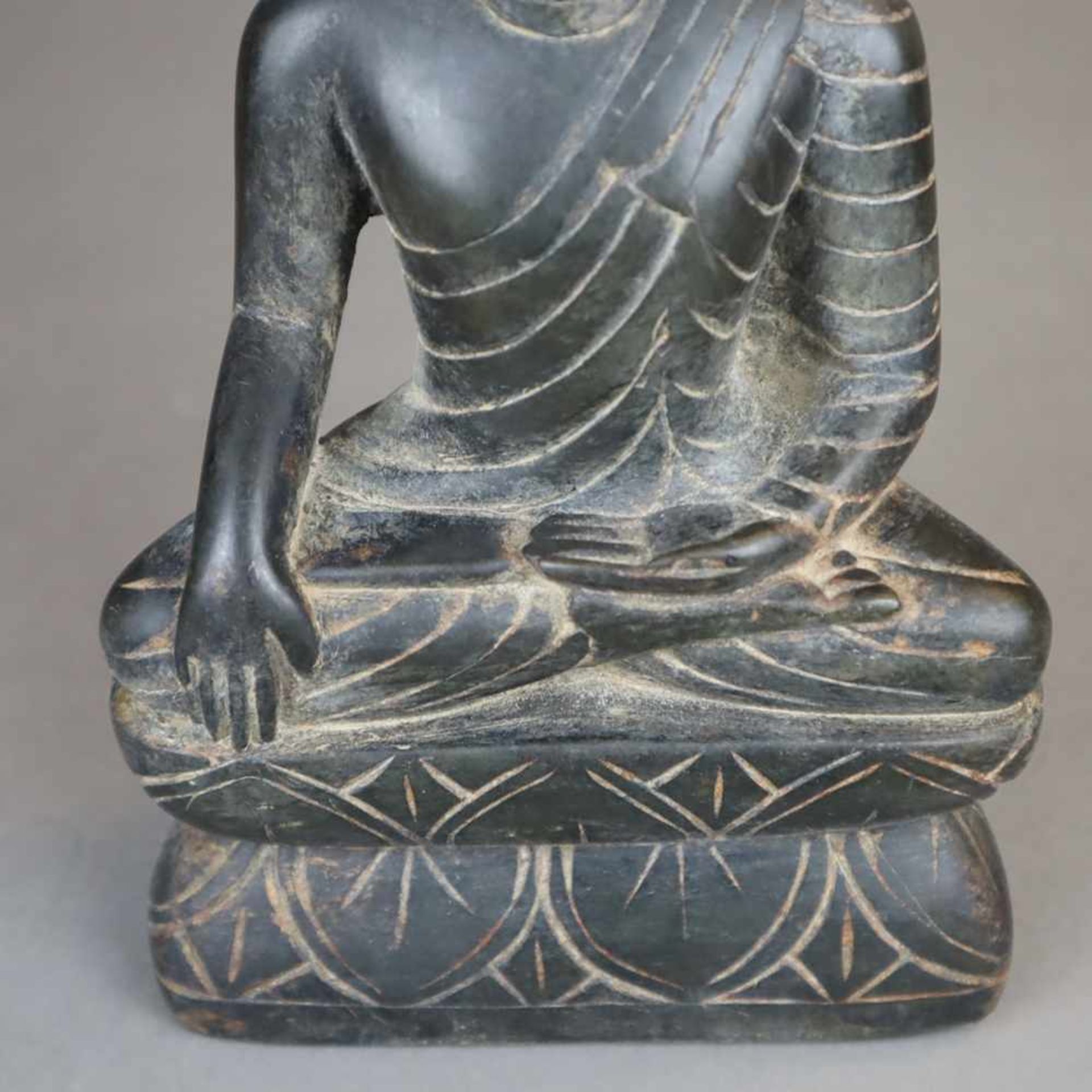 Buddha Shakyamuni - Steinskulptur, Indien, mit verschränkten Beinen mit nach oben zeigenden - Bild 4 aus 5