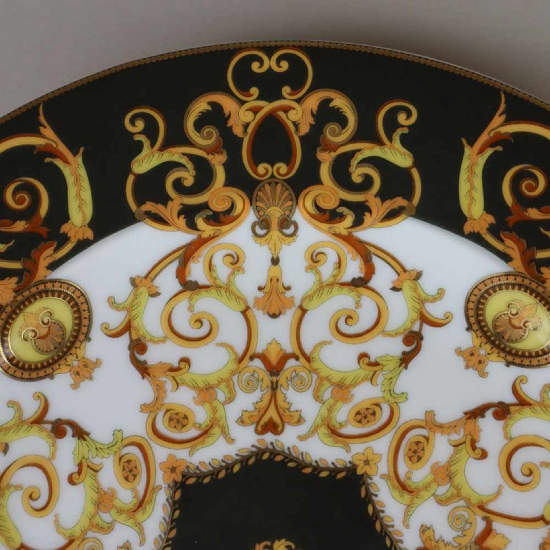 Zwei Teller "Versace Barocco" - Rosenthal, Entwurf Gianni Versace, runde Teller mit floralem - Bild 7 aus 9