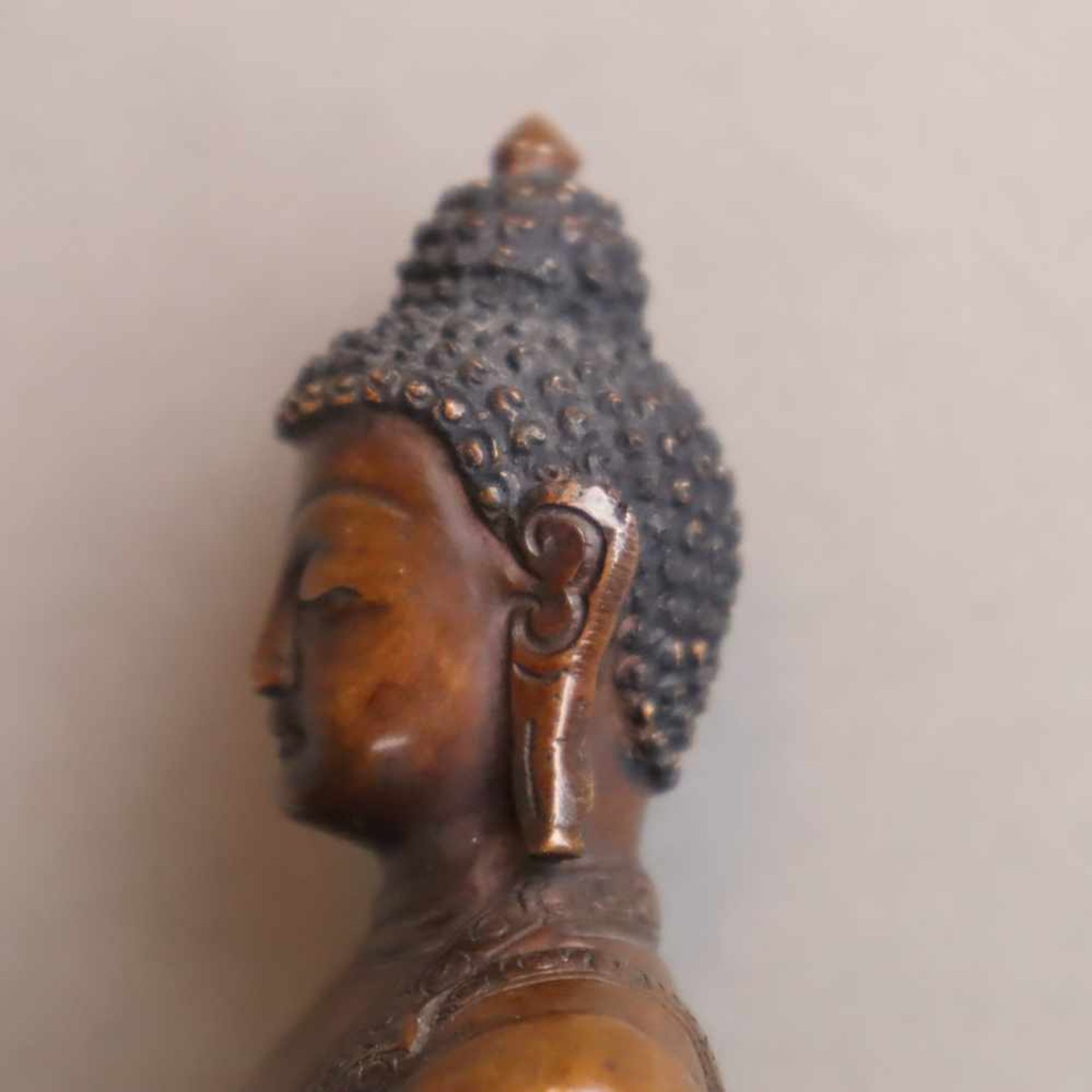 Der Medizin-Buddha Bhaisajyaguru - China, Kupferbronze, im Meditationssitz auf einem einfachen - Bild 4 aus 8
