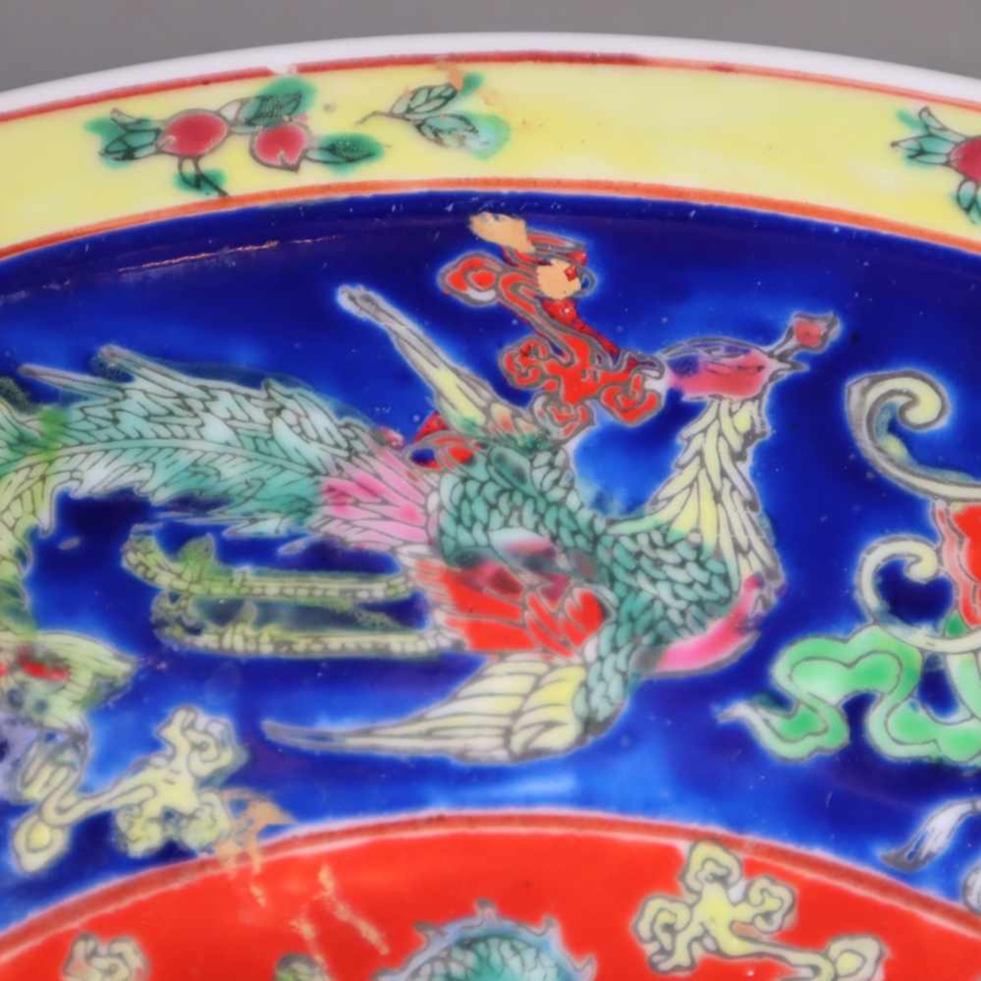 Schale mit Drachenmotiven - China, 20.Jh., Porzellan mit polychromen Emailfarben, im Zentrum ein - Bild 4 aus 7