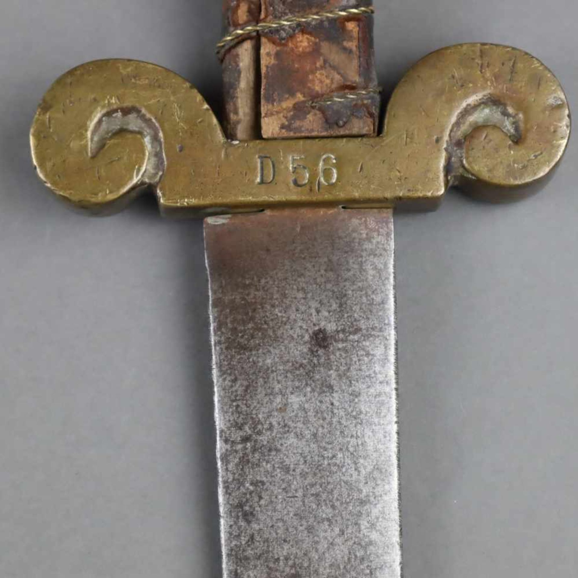 Schwerer Militär-Säbel - deutsch, Ledergriff mit Wicklung, Parierstange locker, bez. "D 56", - Bild 4 aus 5