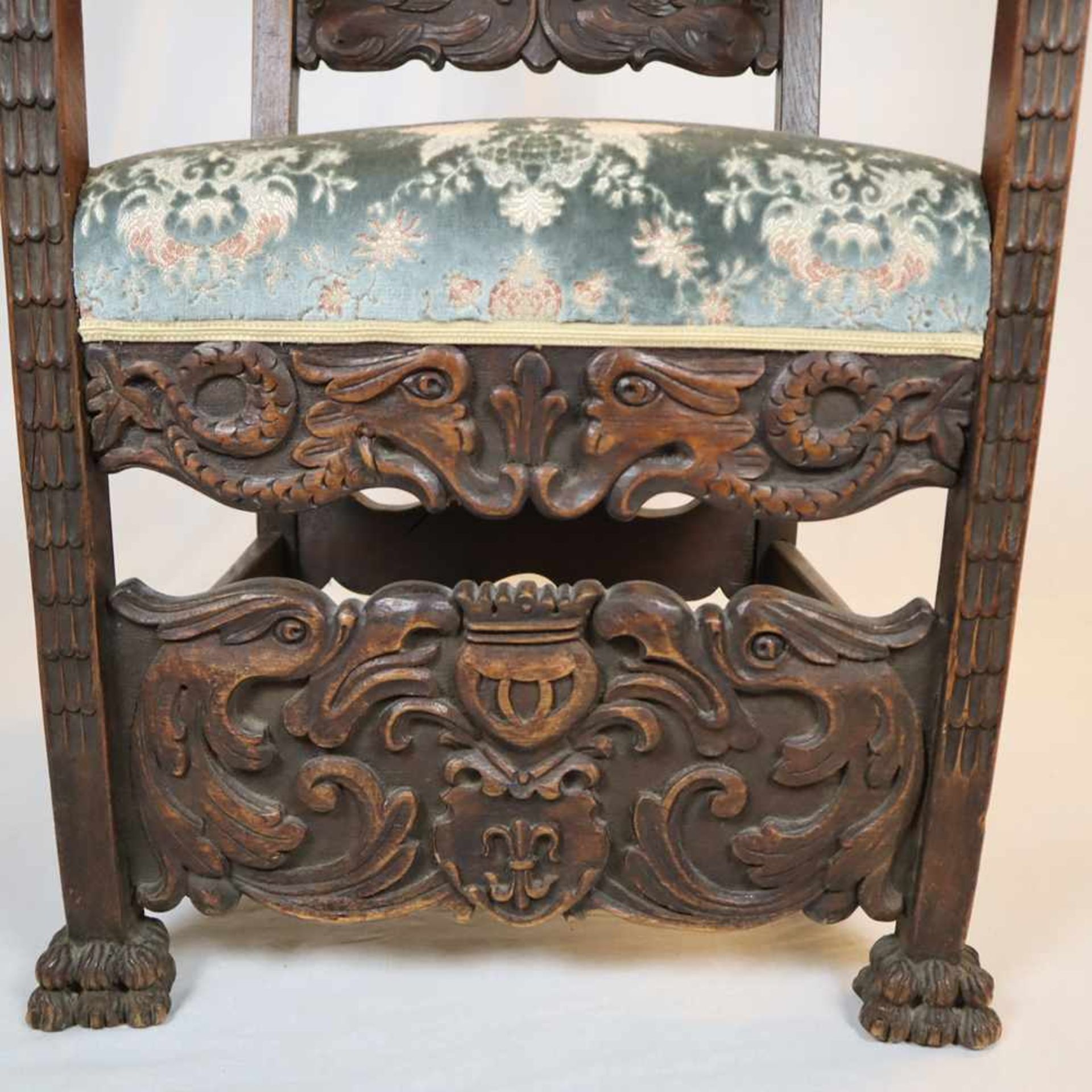 Abtsessel - historistischer Armlehnstuhl, Holz, reich beschnitzt mit Fabeltieren, Rankenwerk sowie - Bild 10 aus 15