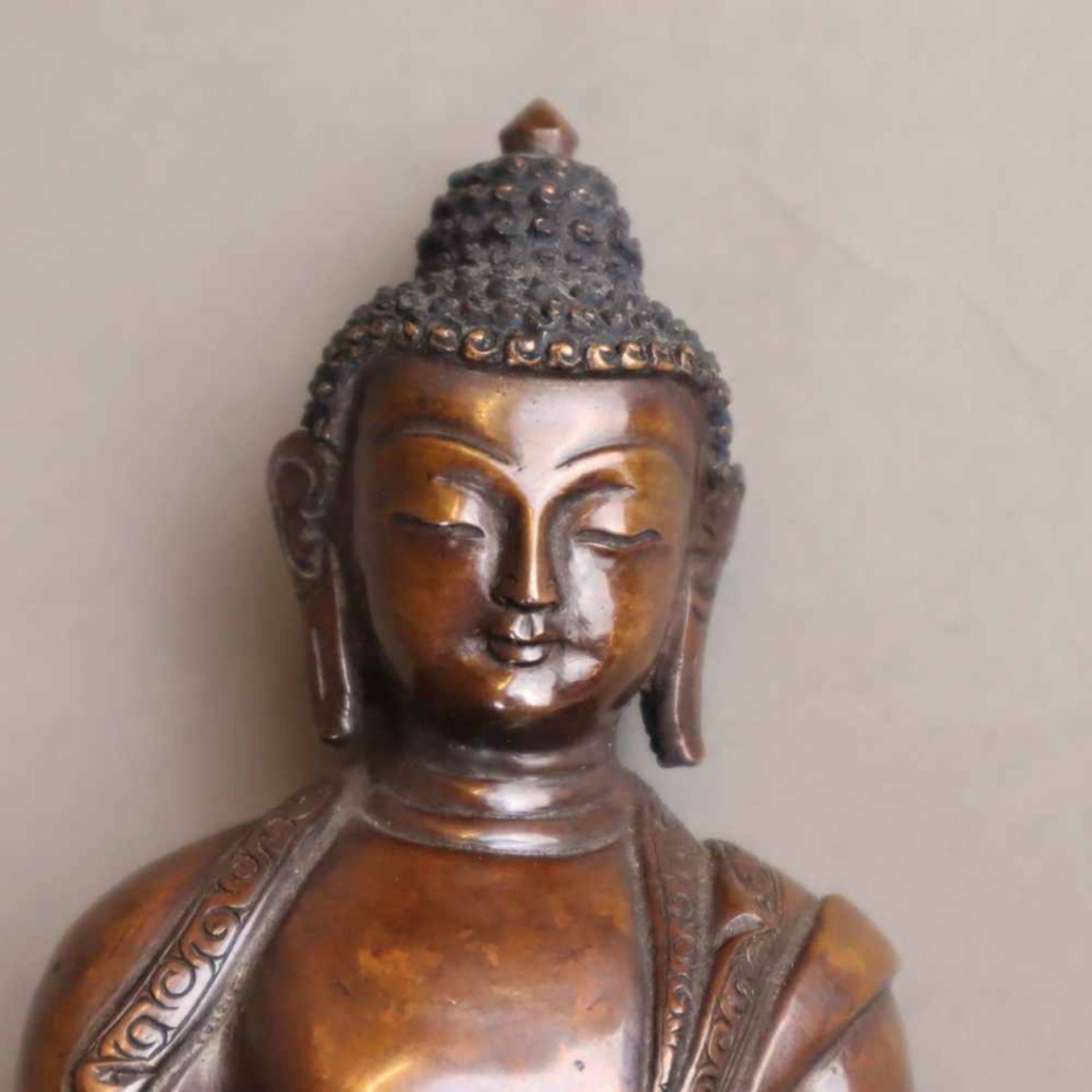 Der Medizin-Buddha Bhaisajyaguru - China, Kupferbronze, im Meditationssitz auf einem einfachen - Bild 3 aus 8