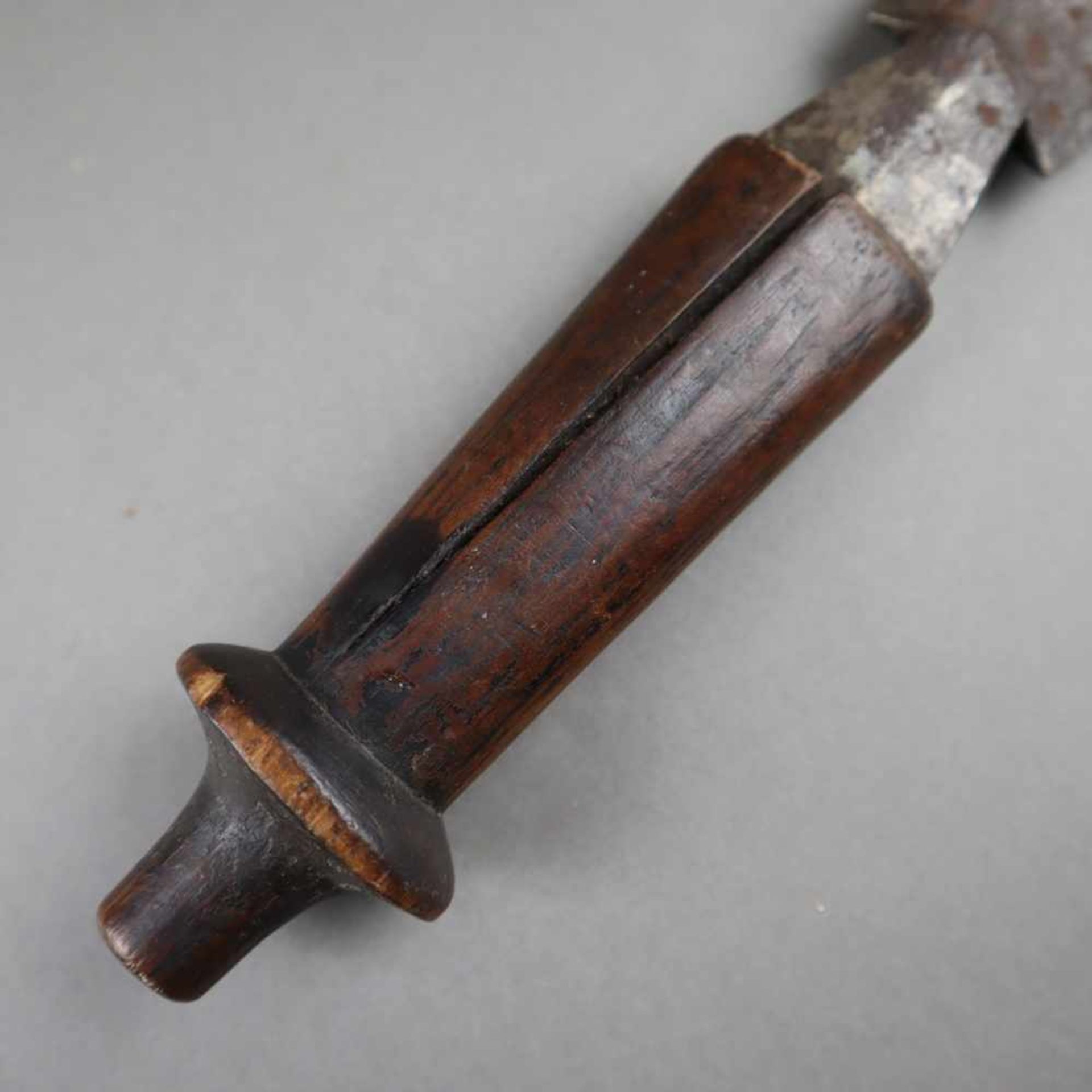 Machete - beidseitig flach gegratete Klinge, teils korrodiert, Holzgriff, L.ca.56,5cm- - -18.50 % - Bild 4 aus 4