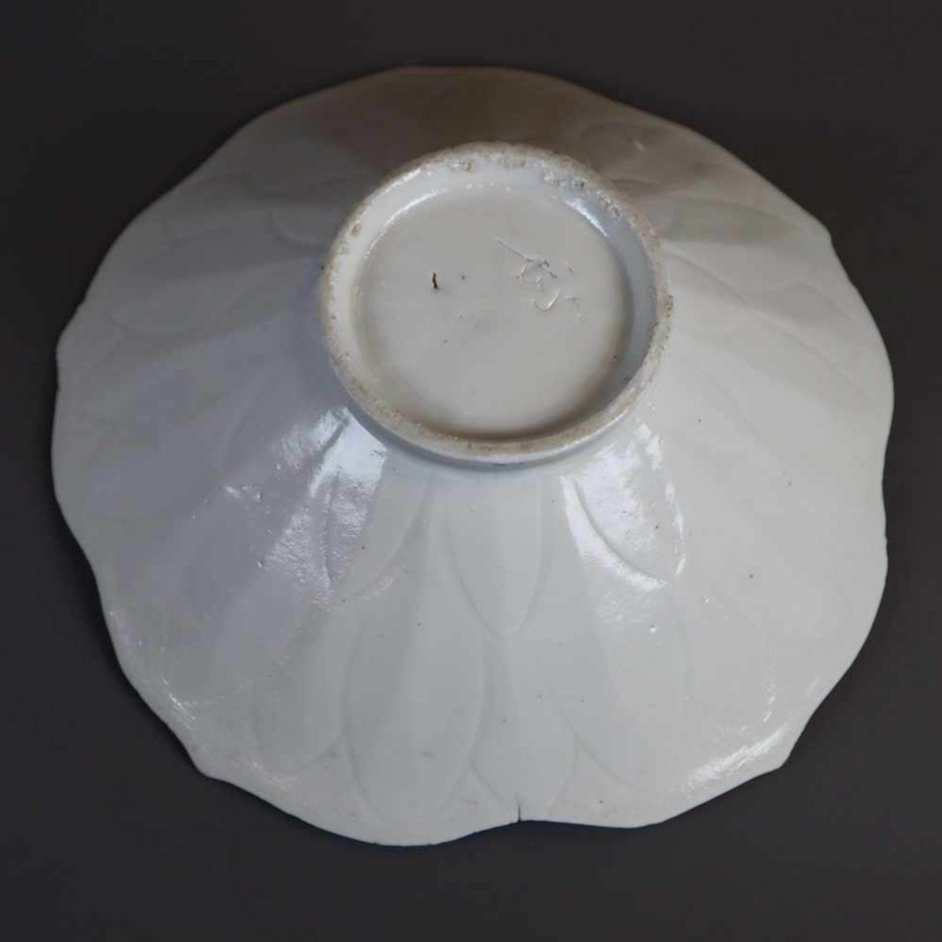 A Dingyao Flower-Shaped Bowl - China, Liao-Dynastie, off white glaze, appr.25 cm diam., age and use遼 - Bild 5 aus 7