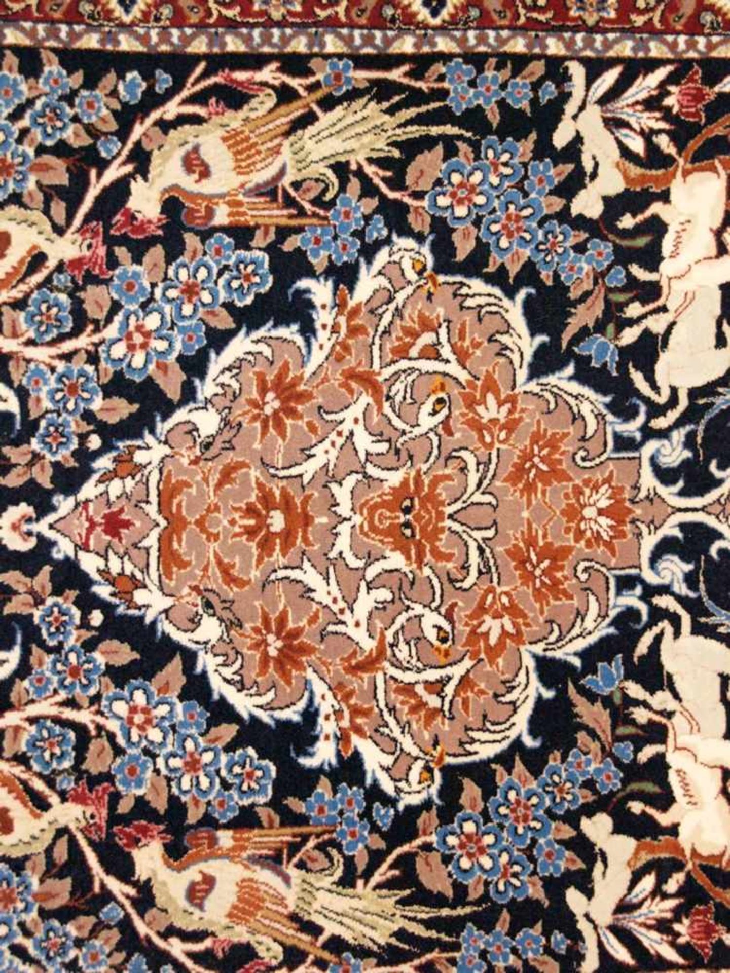 Orientteppich - Wolle und Seide, blaugrundig, zentrale florale Kartusche, gerahmt von Vögeln, - Bild 7 aus 11