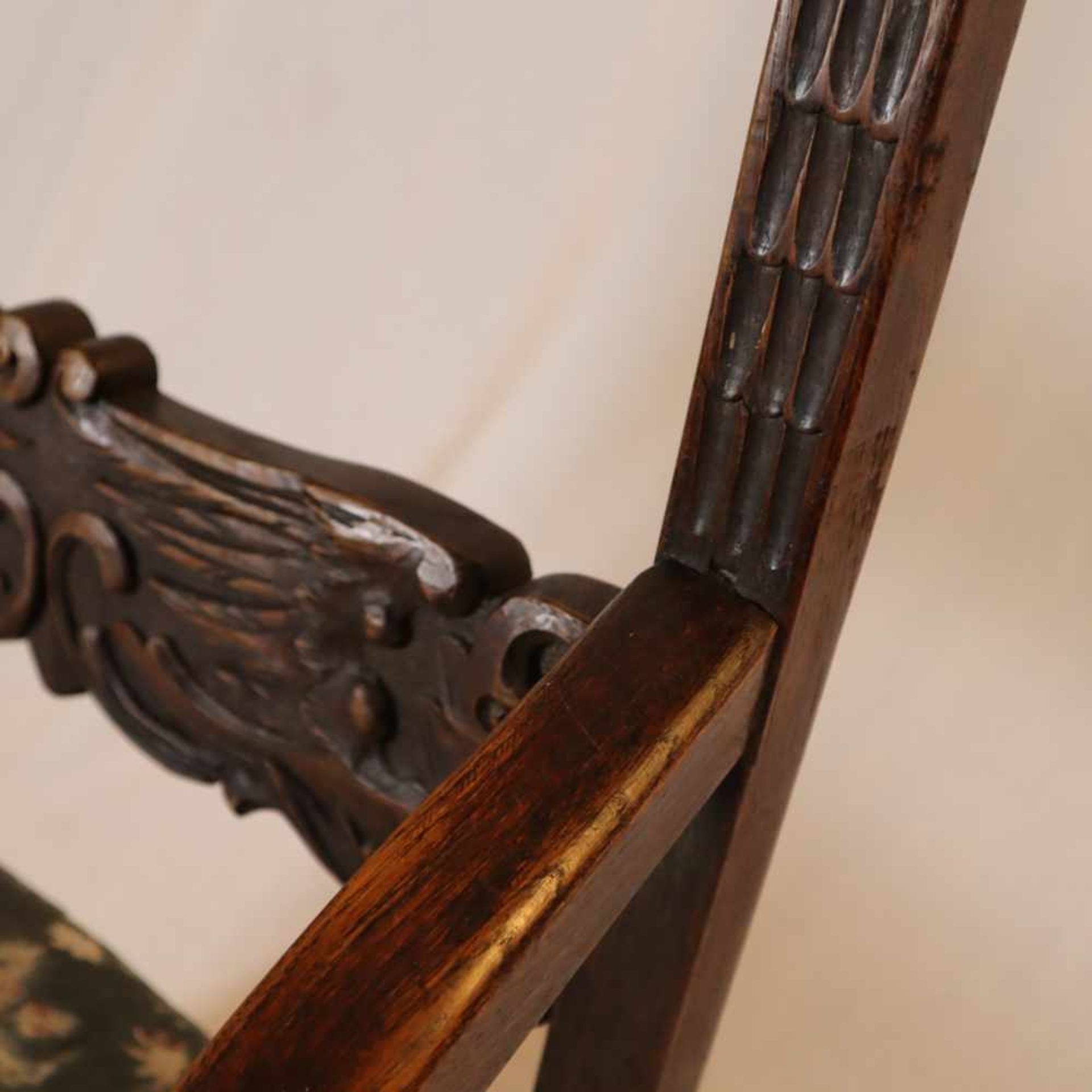 Abtsessel - historistischer Armlehnstuhl, Holz, reich beschnitzt mit Fabeltieren, Rankenwerk sowie - Bild 5 aus 15