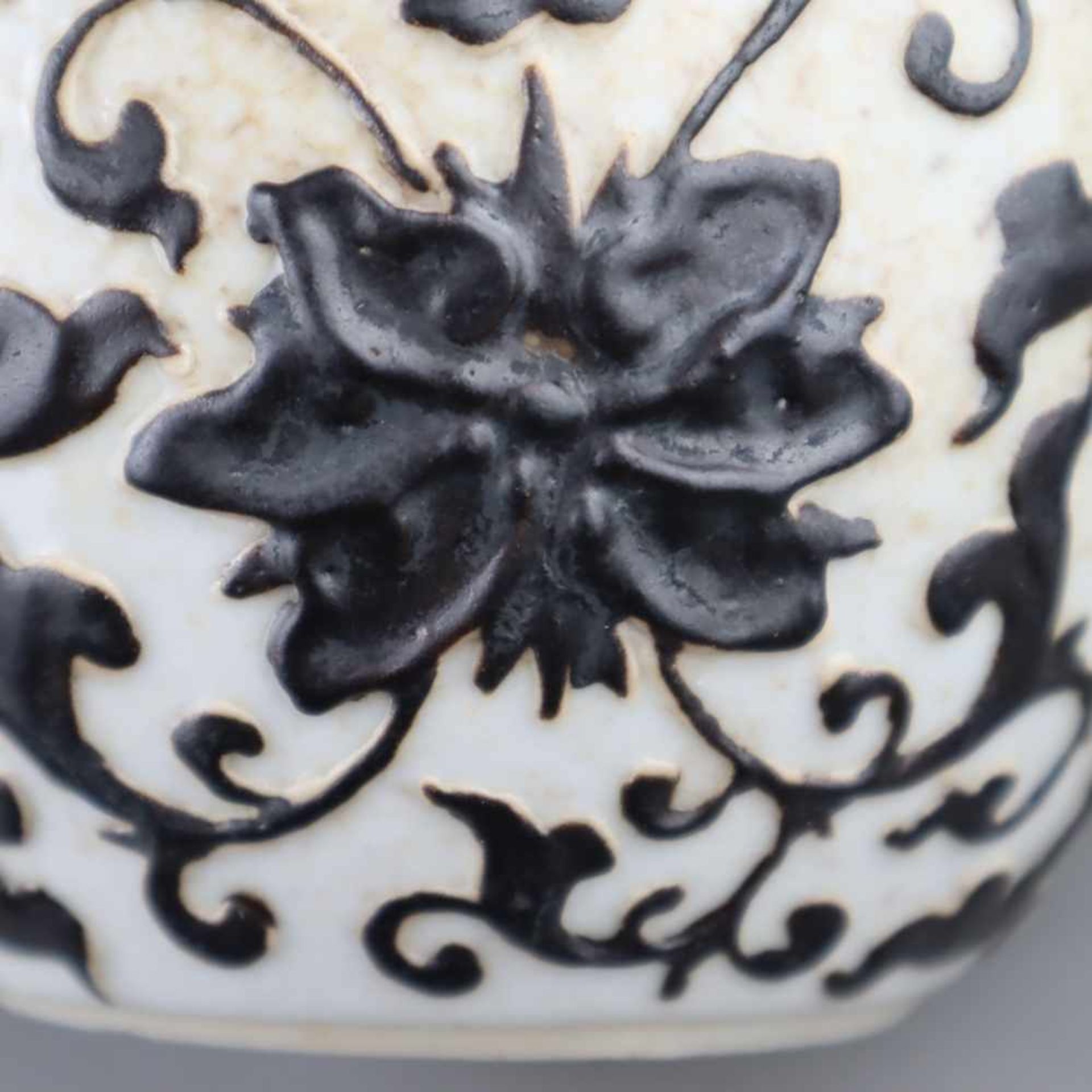 Shoulder pot - China, porcelain with relief lotus decoration, brown glazed, H.ca. - Bild 5 aus 6