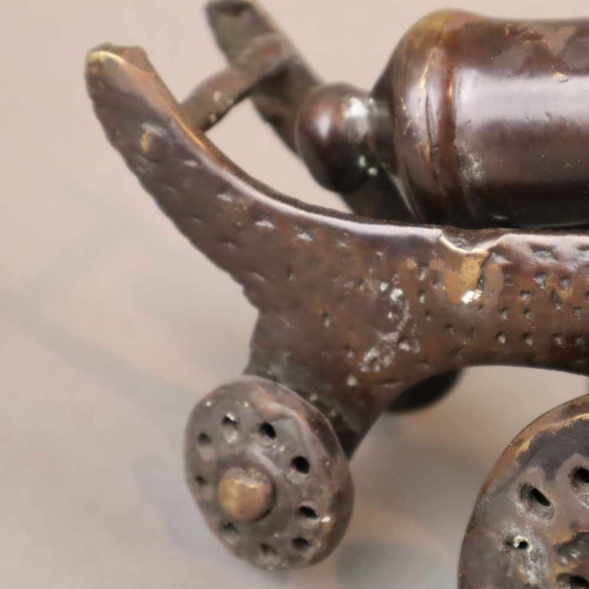 Kleine Kanone - Bronze-Modell, bewegliches Rohr auf Räderlafette, H./L. ca.15/20cm, braune und - Bild 5 aus 5