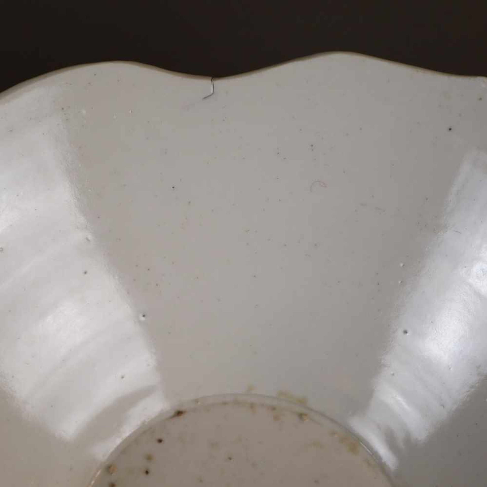 A Dingyao Flower-Shaped Bowl - China, Liao-Dynastie, off white glaze, appr.25 cm diam., age and use遼 - Bild 3 aus 7