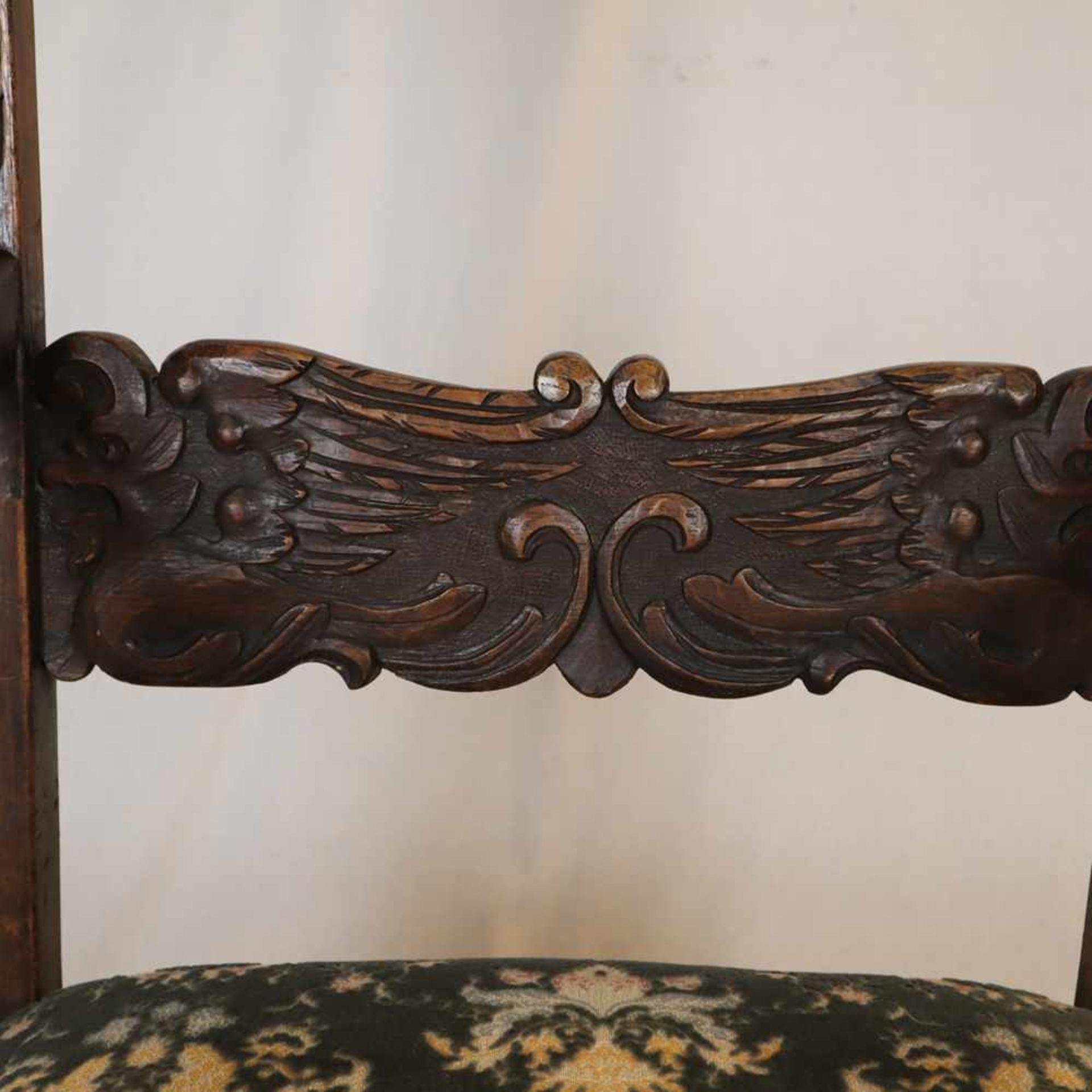 Abtsessel - historistischer Armlehnstuhl, Holz, reich beschnitzt mit Fabeltieren, Rankenwerk sowie - Bild 6 aus 15