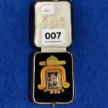 GOLD BROOCH FROM THE GRAND TOUR 1880 WITH HAND PAINTED CENTREPIECE OF PORCELAIN 19 GRAMS