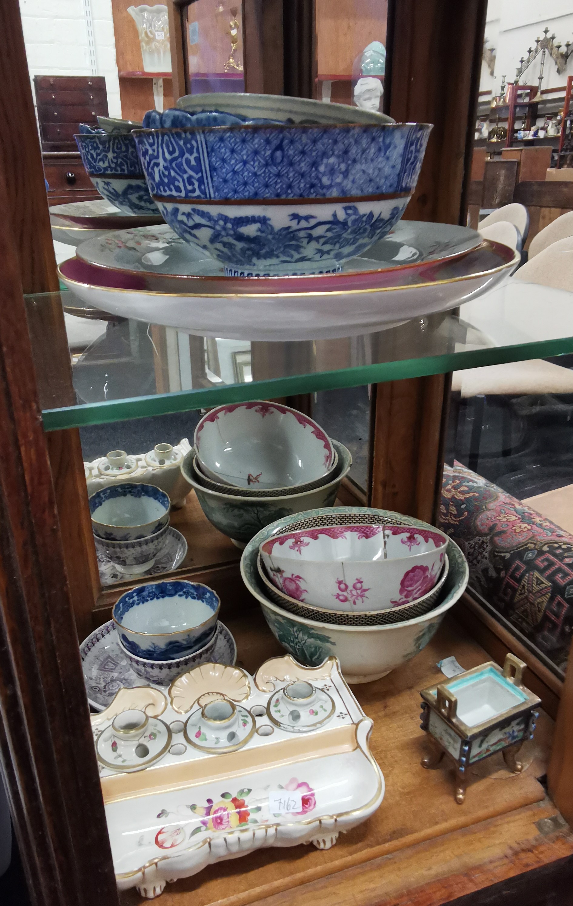 SHELF LOT OF CERAMICS TO INCLUDE ORIENTAL