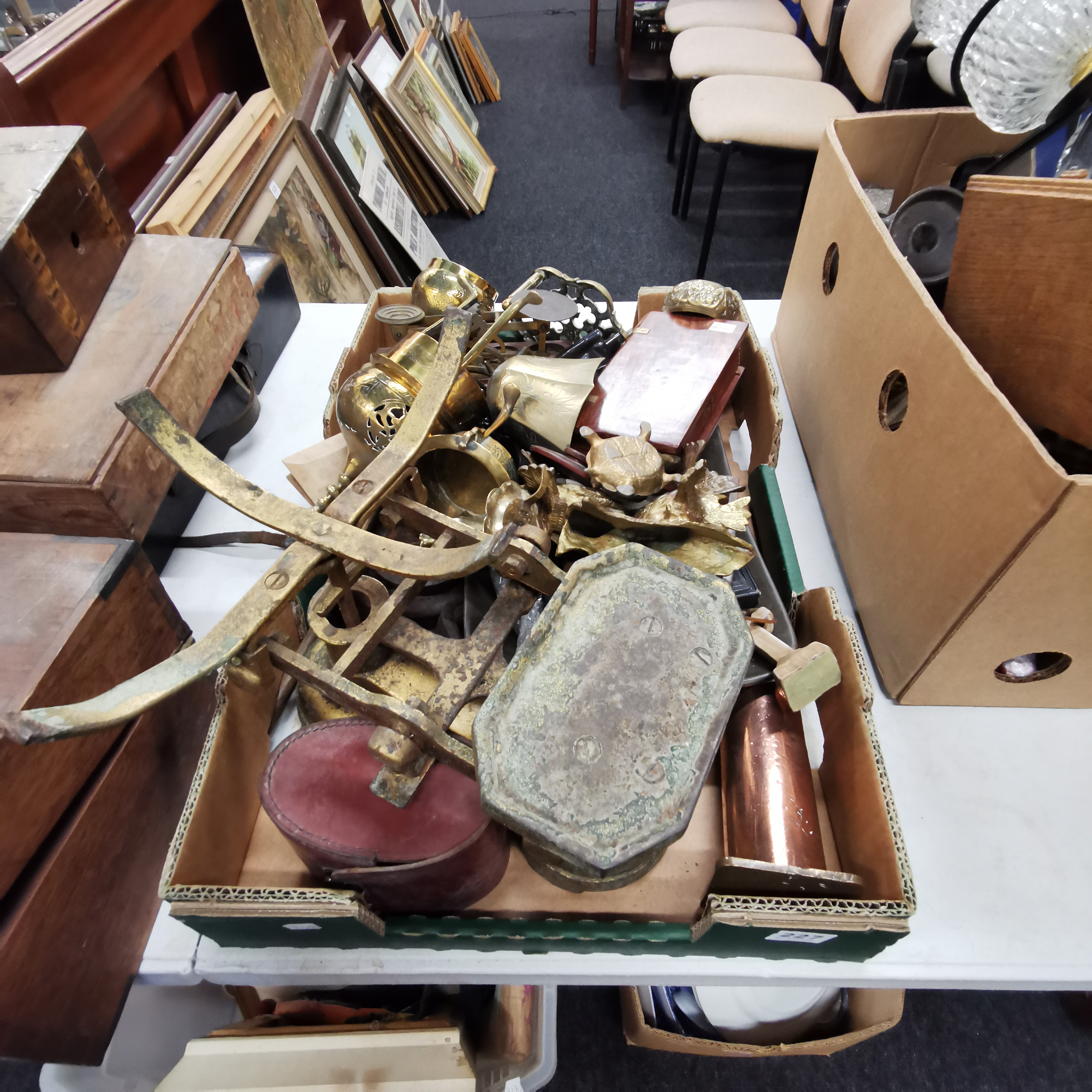 BOX LOT OF BRASSWARE