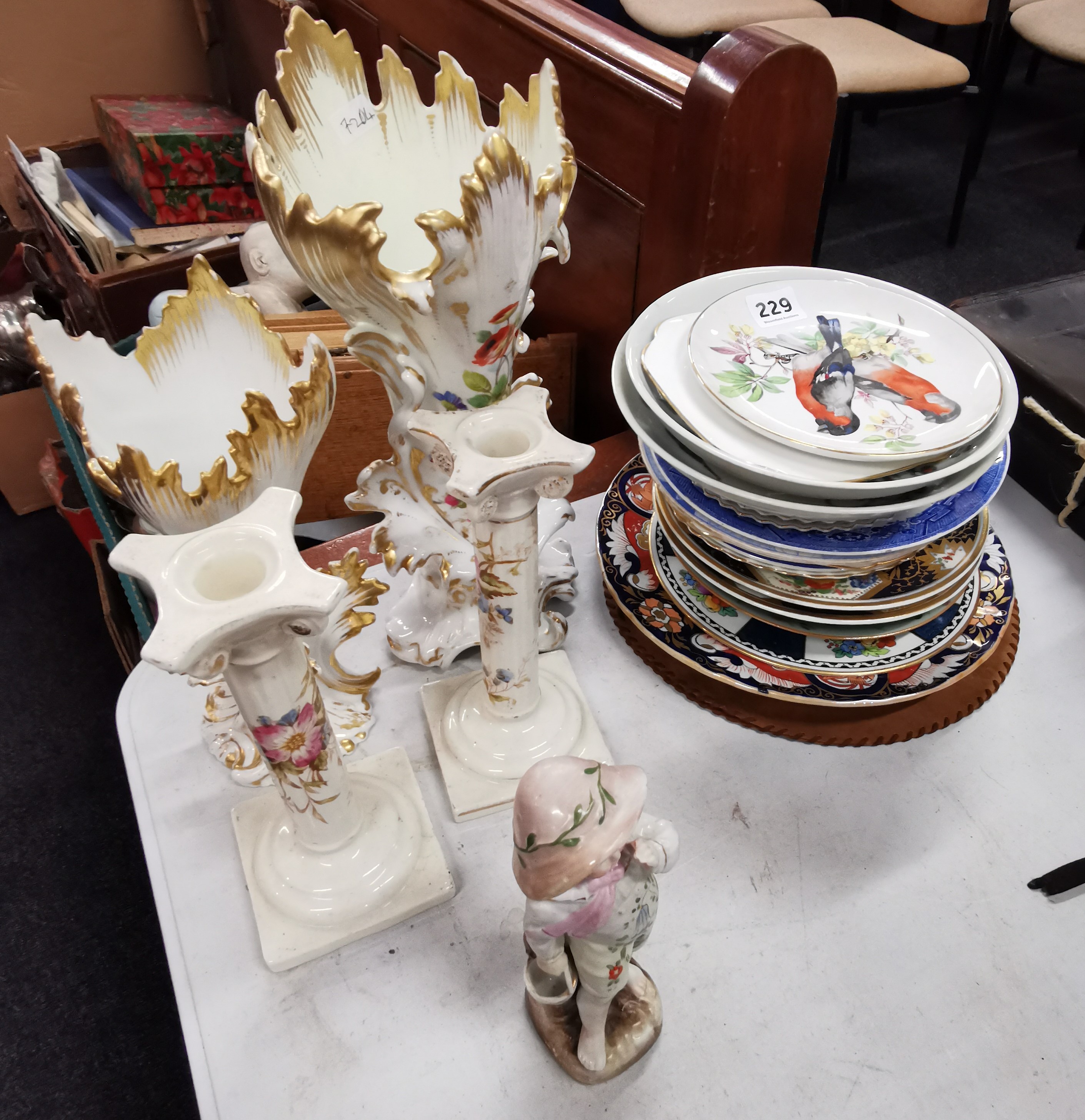 QUANTITY OF PAINTED CERAMICS & PLATES