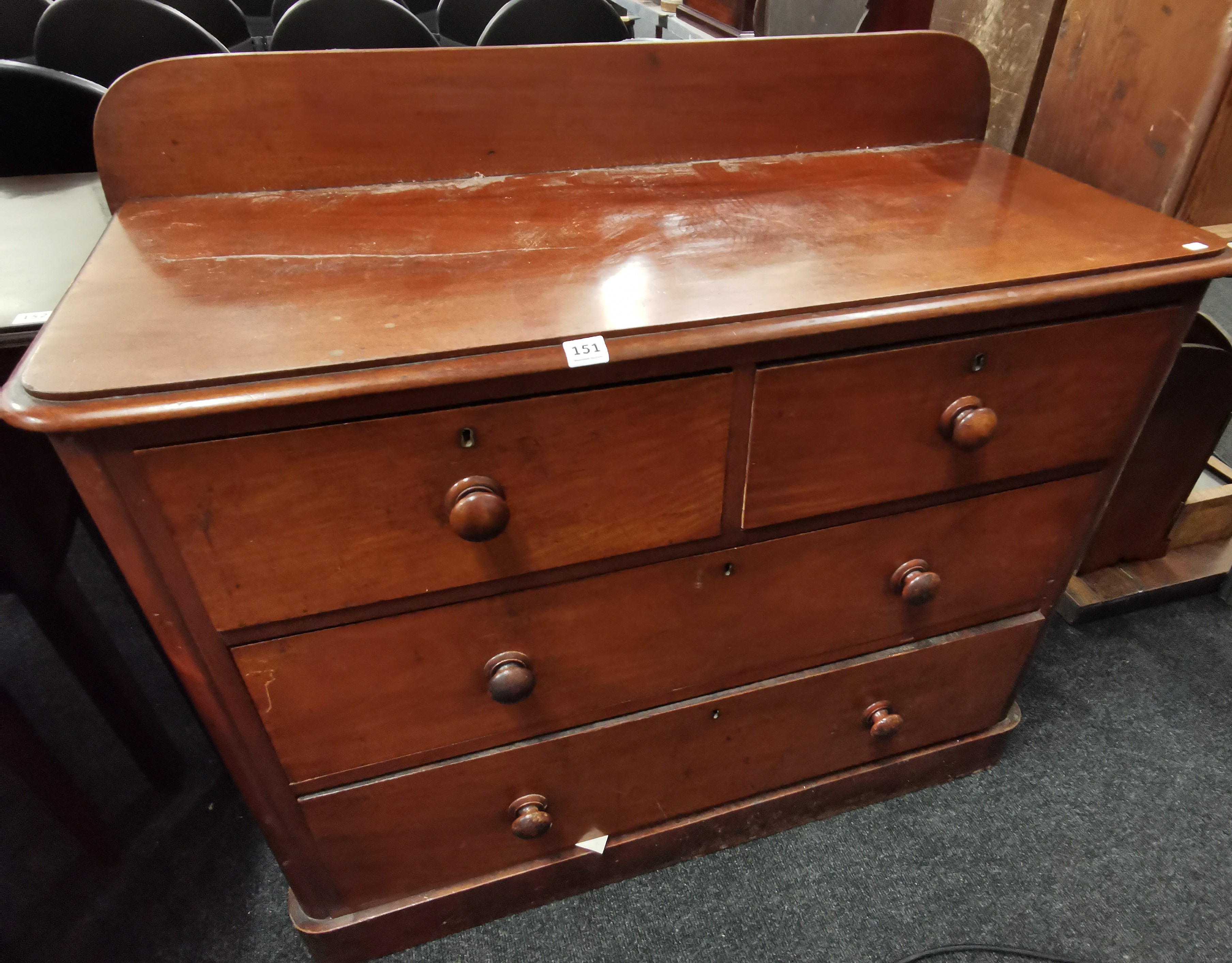 VICTORIAN CHEST OF DRAWERS & CONTENTS