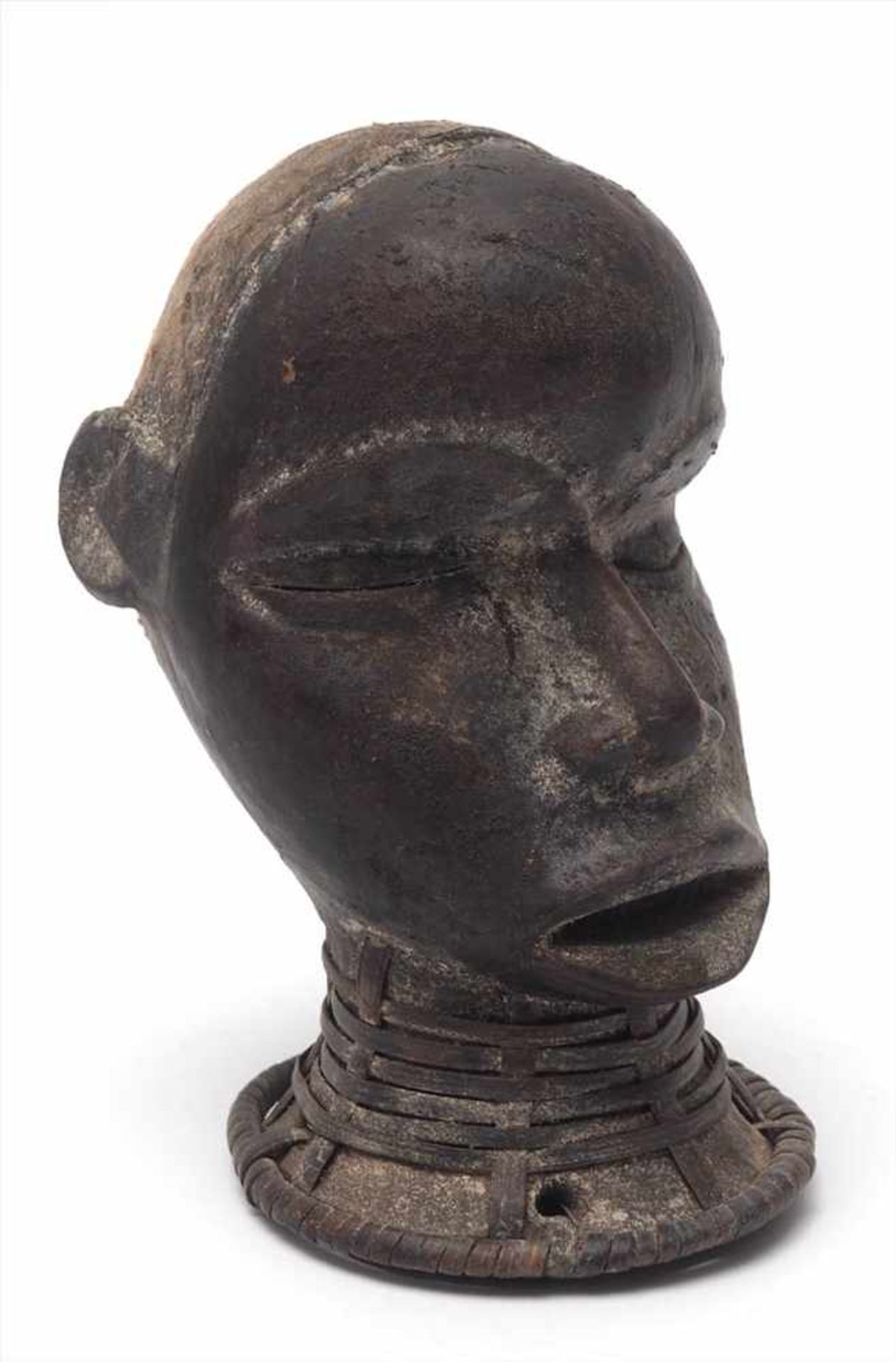 Tanzaufsatz, Ekoi, NigeriaIn Form eines plastisch gearbeiteten Männerkopfes. Holz, geschnitzt, mit