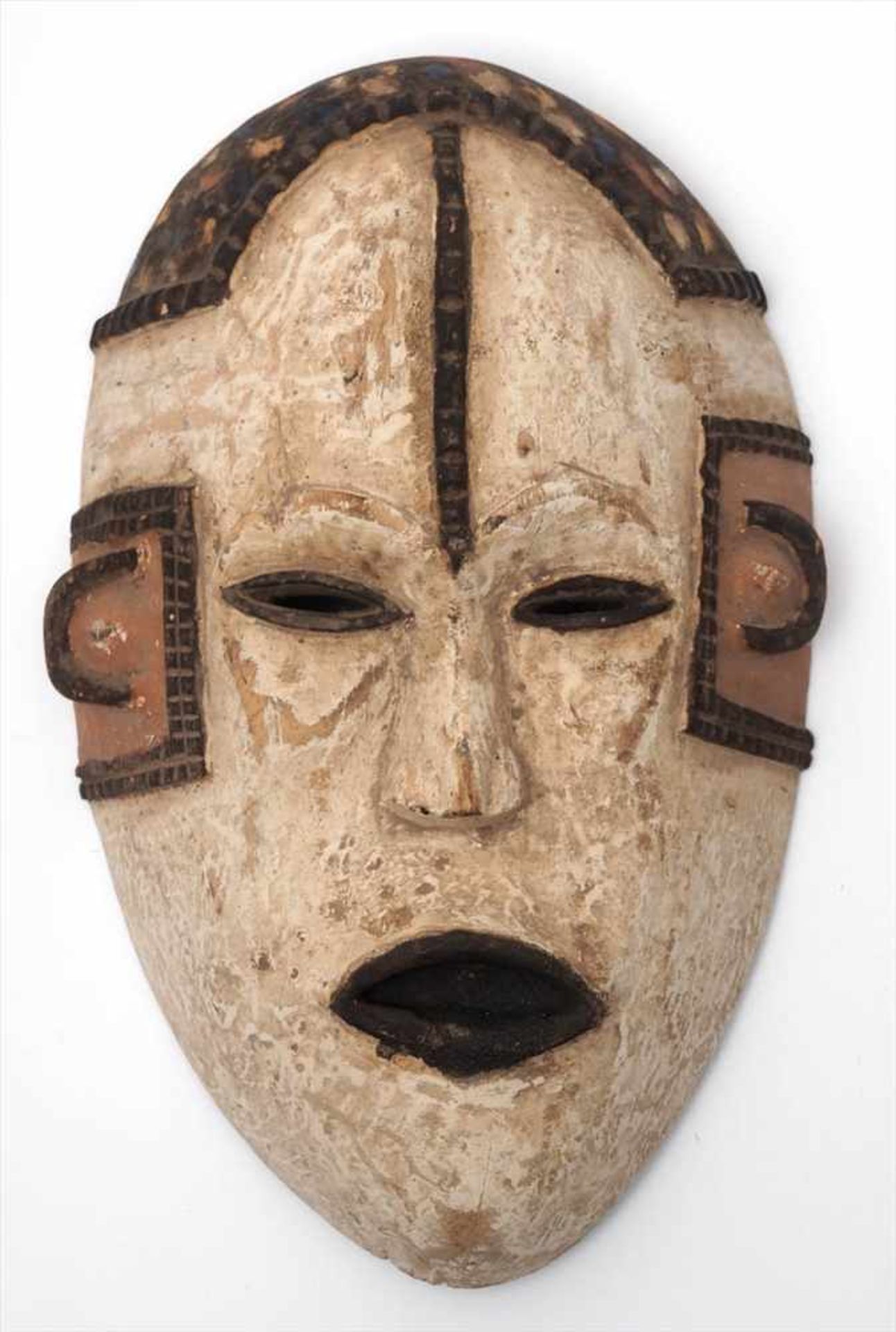 Tanzmaske, Idoma, NigeriaGekalkt und bemalt. H.35cm.