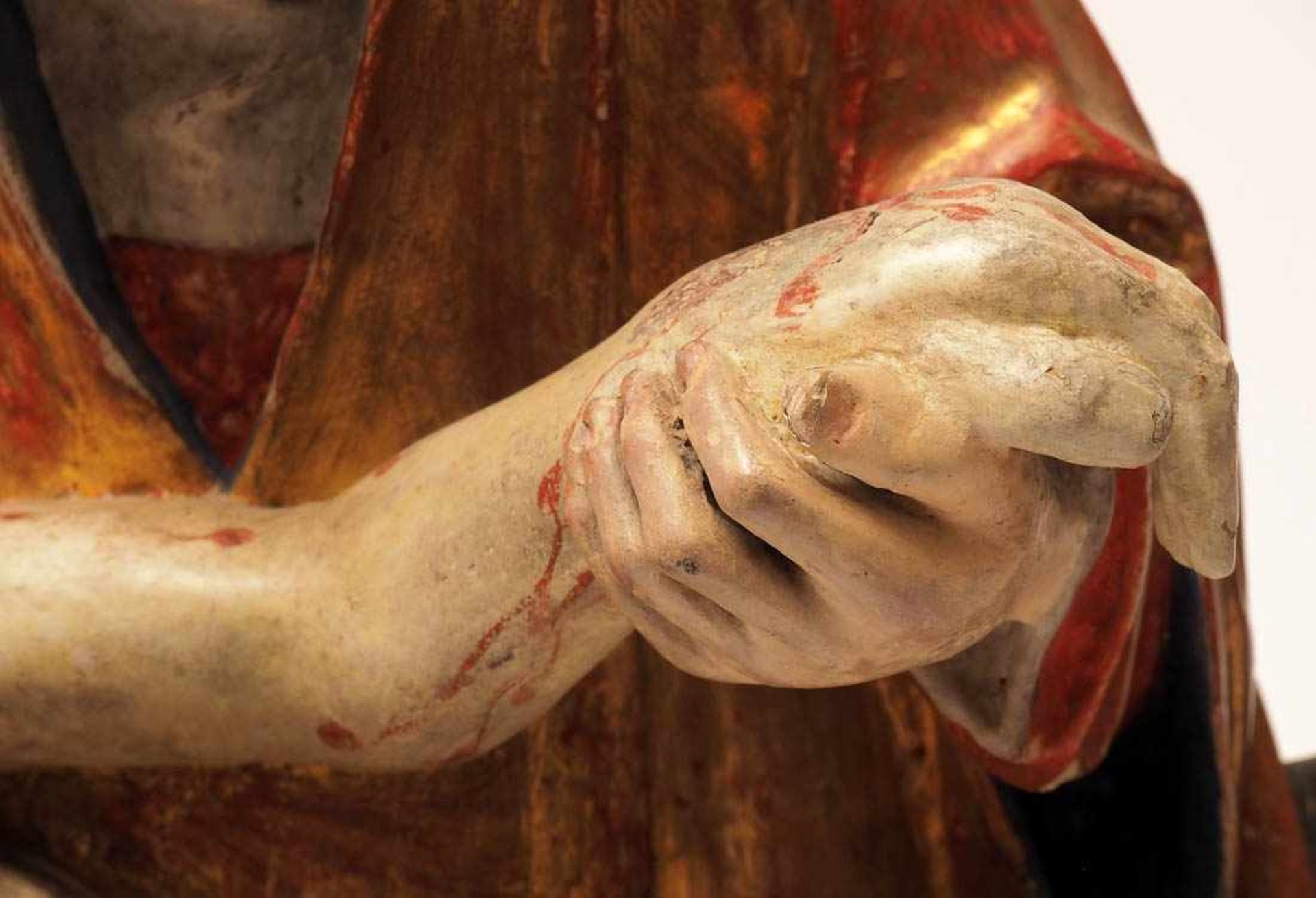 Pieta, süddeutsch, 17./18.Jhdt.Auf rechteckigem Sockel sitzende Muttergottes, den blutüberströmten - Image 7 of 8