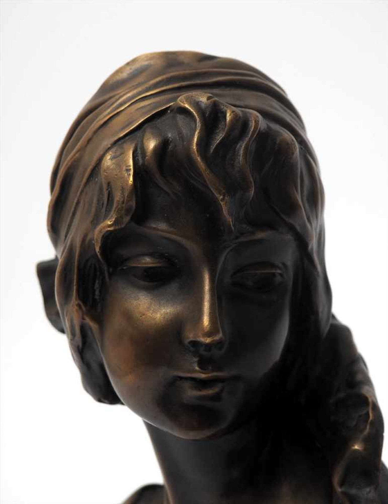 FigurineAuf gegliedertem Marmorsockel Büste einer jungen Frau im tief ausgeschnittenen Kleeid mit - Bild 3 aus 4
