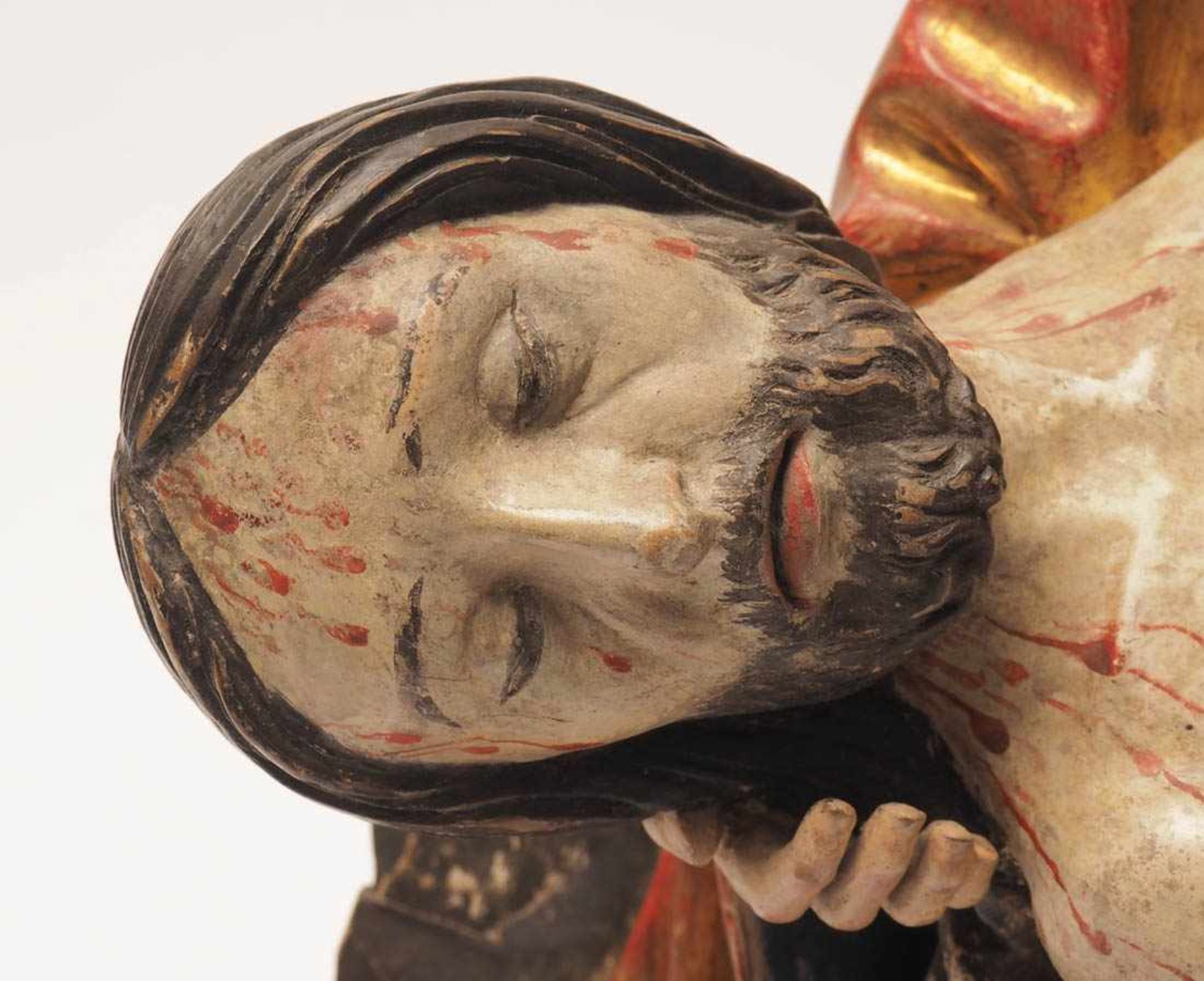 Pieta, süddeutsch, 17./18.Jhdt.Auf rechteckigem Sockel sitzende Muttergottes, den blutüberströmten - Image 3 of 8