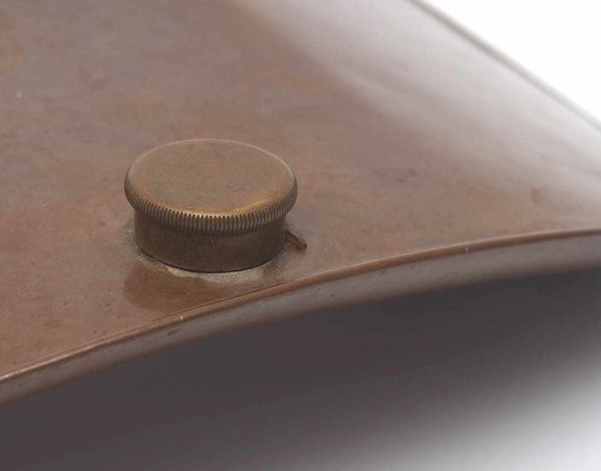 WärmflascheGebogener, ovaler Korpus aus Kupferblech. B.30cm. - Bild 2 aus 3