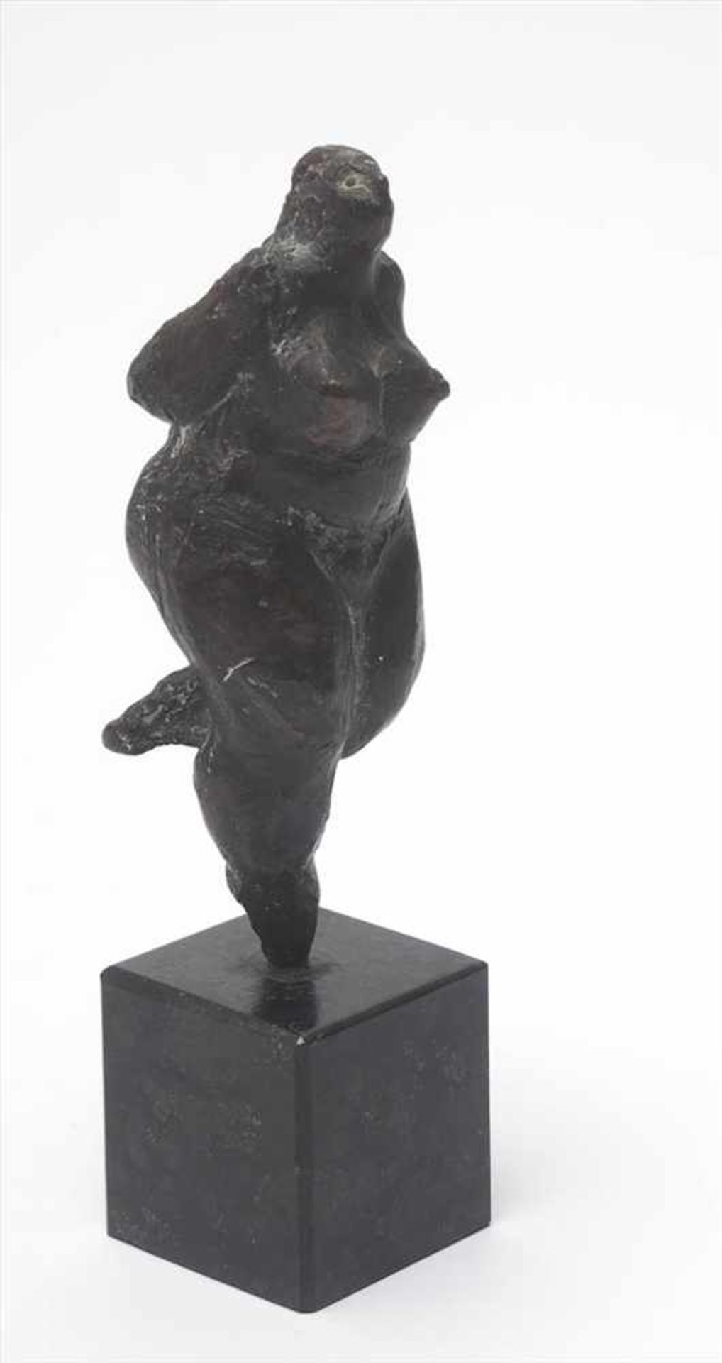 Brans-Doers, Lydia, 20.Jhdt.Auf schwarzem Marmorsockel Skulptur einer unbekleideten Frau, auf - Image 2 of 5