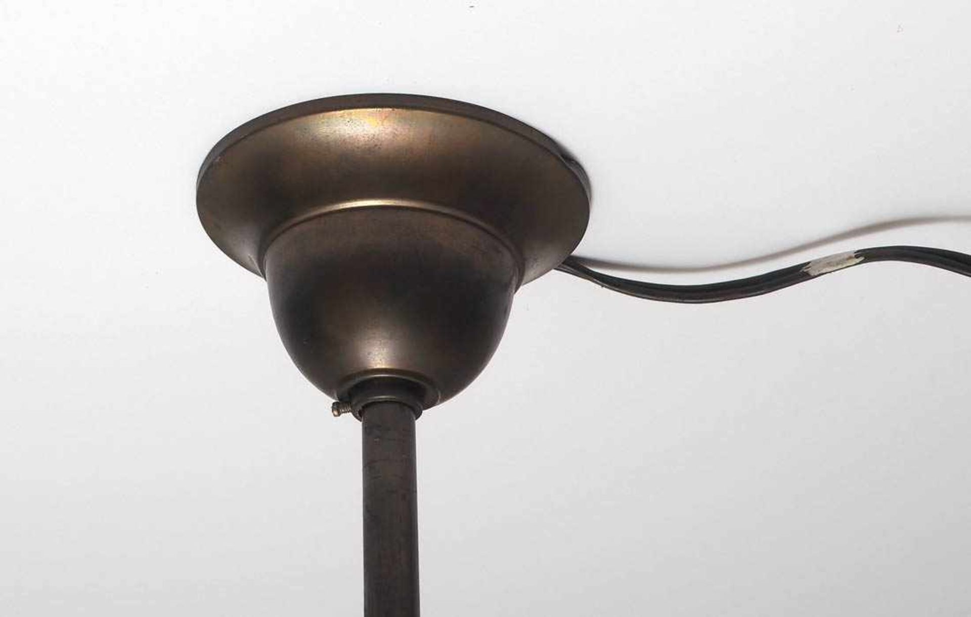 DeckenlampeZylindrischer Aufhängungsstab mit weißem Opalinglasschirm. H. des Stabes 140cm. - Image 3 of 3