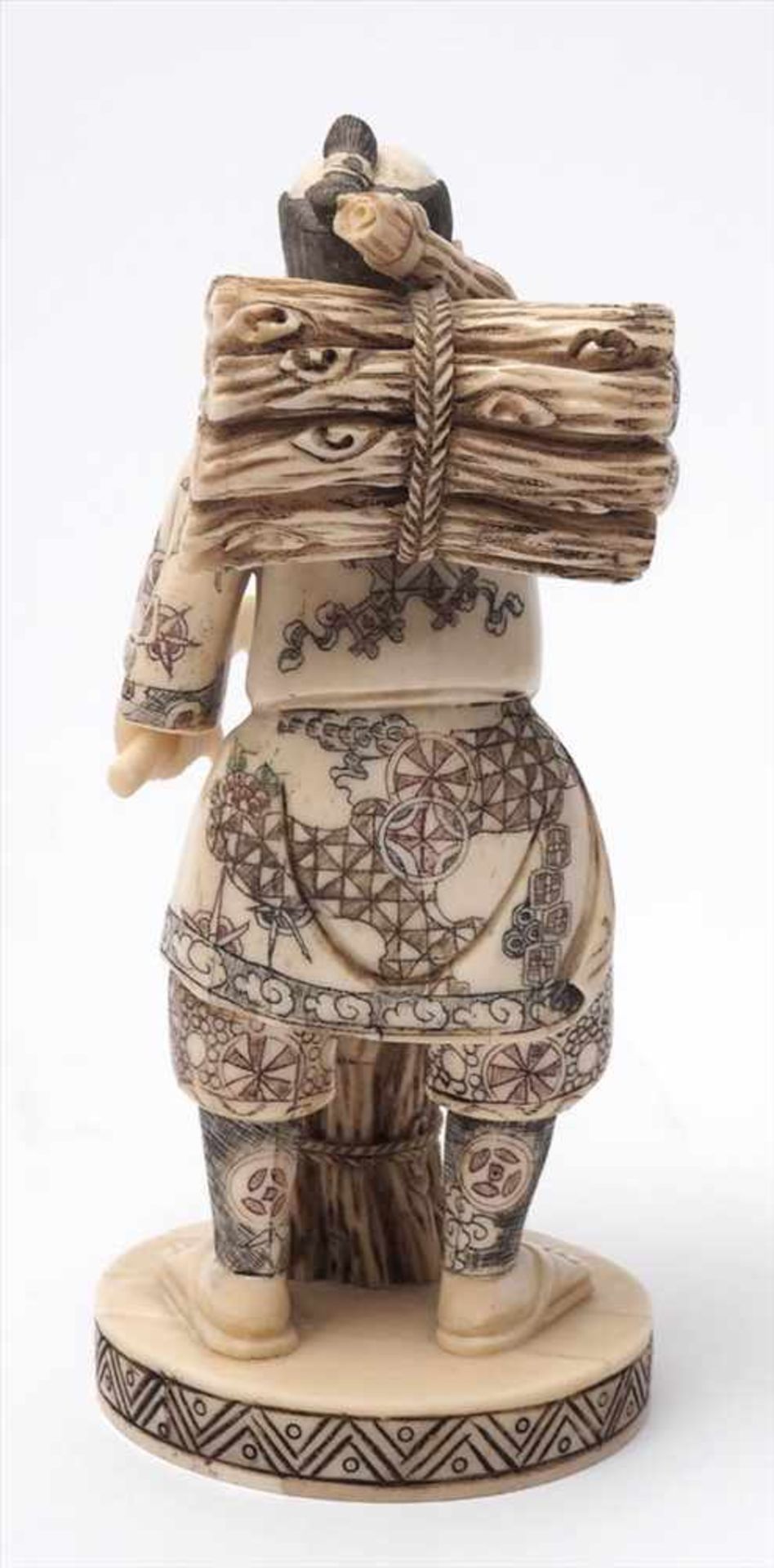 Figurine, ChinaAuf rundem Sockel Bauer mit Holzbündel auf dem Rücken. Vor sich zusammengeschnürtes - Image 3 of 6