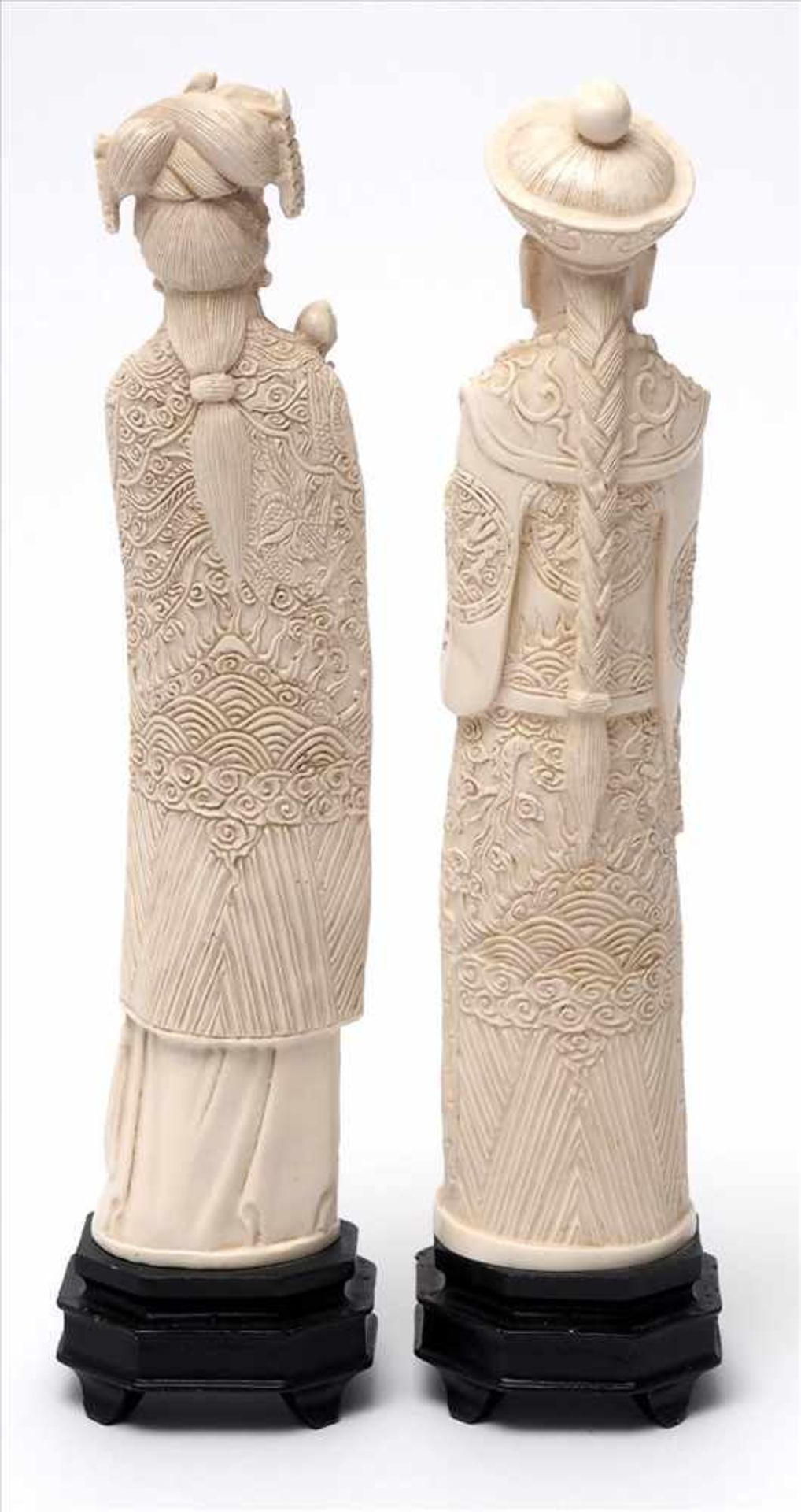 Figurenpaar, ChinaVornehm gekleideter Chinese und Chinesin. Bein. H.22,5cm ohne Sockel. - Bild 3 aus 5