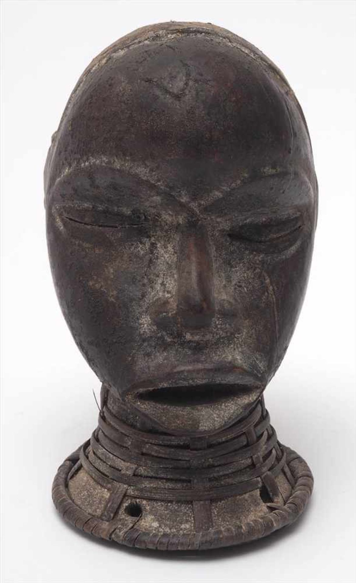 Tanzaufsatz, Ekoi, NigeriaIn Form eines plastisch gearbeiteten Männerkopfes. Holz, geschnitzt, mit - Image 2 of 5