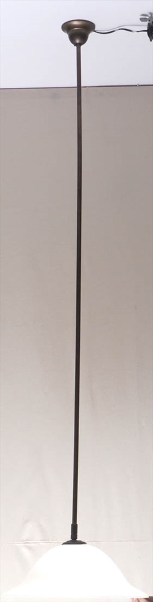 DeckenlampeZylindrischer Aufhängungsstab mit weißem Opalinglasschirm. H. des Stabes 140cm. - Image 2 of 3