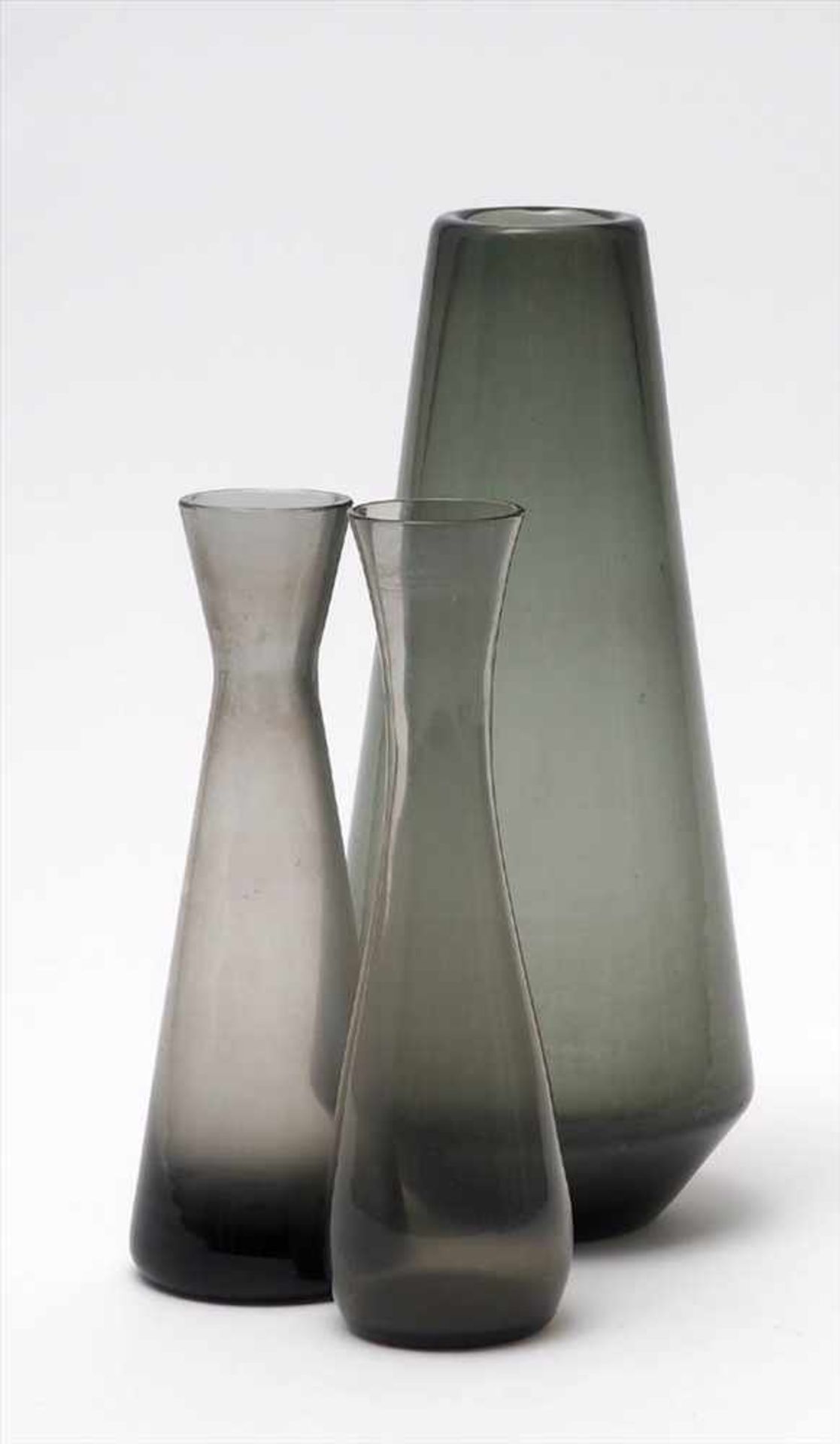 Drei Rauchglas-Vasen, 50er Jahre, wohl WMFUnterschiedliche Formen. H.20 bis 26,5cm.