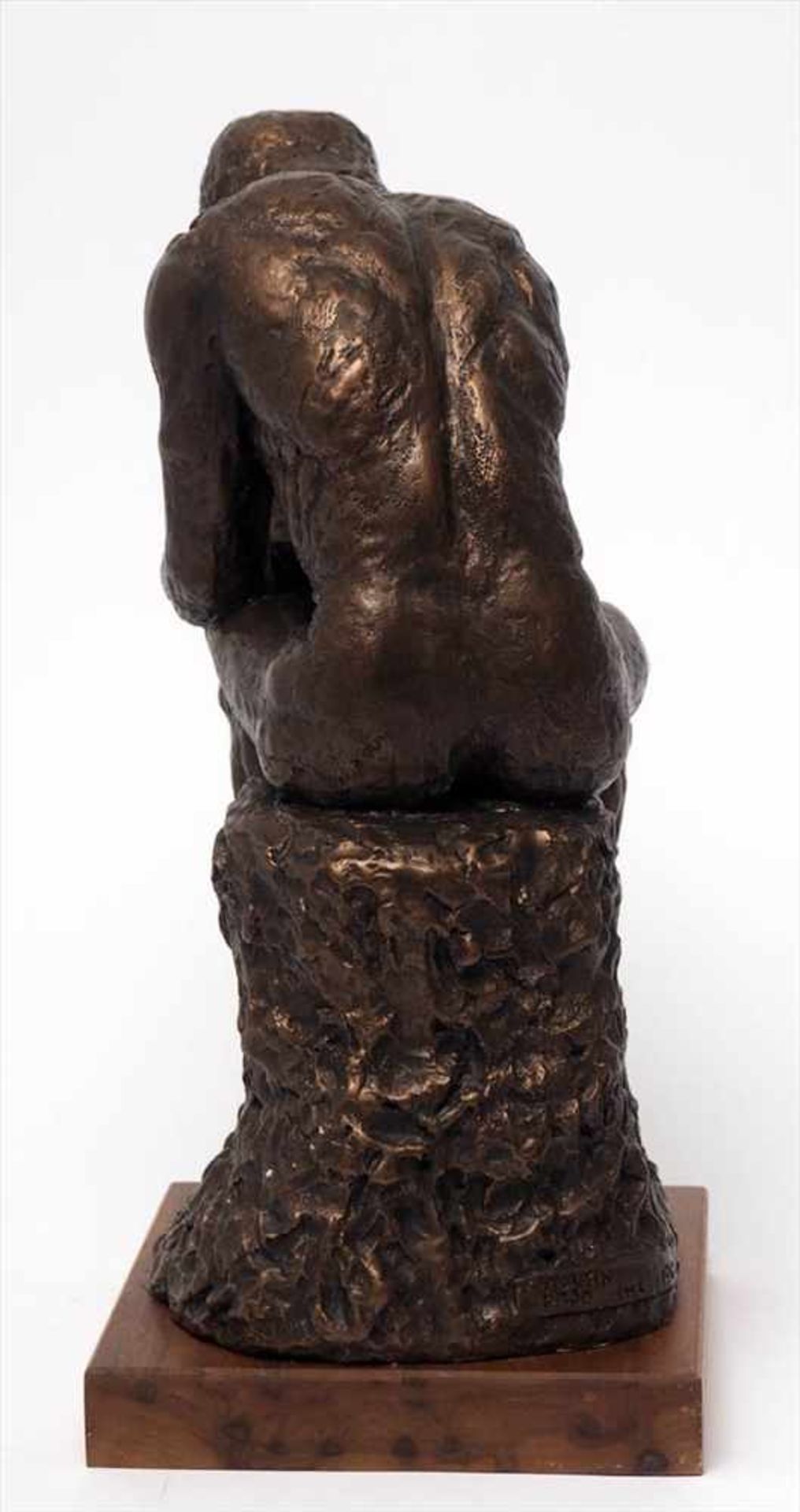 Museumsreplik"Der Denker" nach Rodin. Gips, bronziert, auf Holzsockel. H.40cm. - Bild 4 aus 6