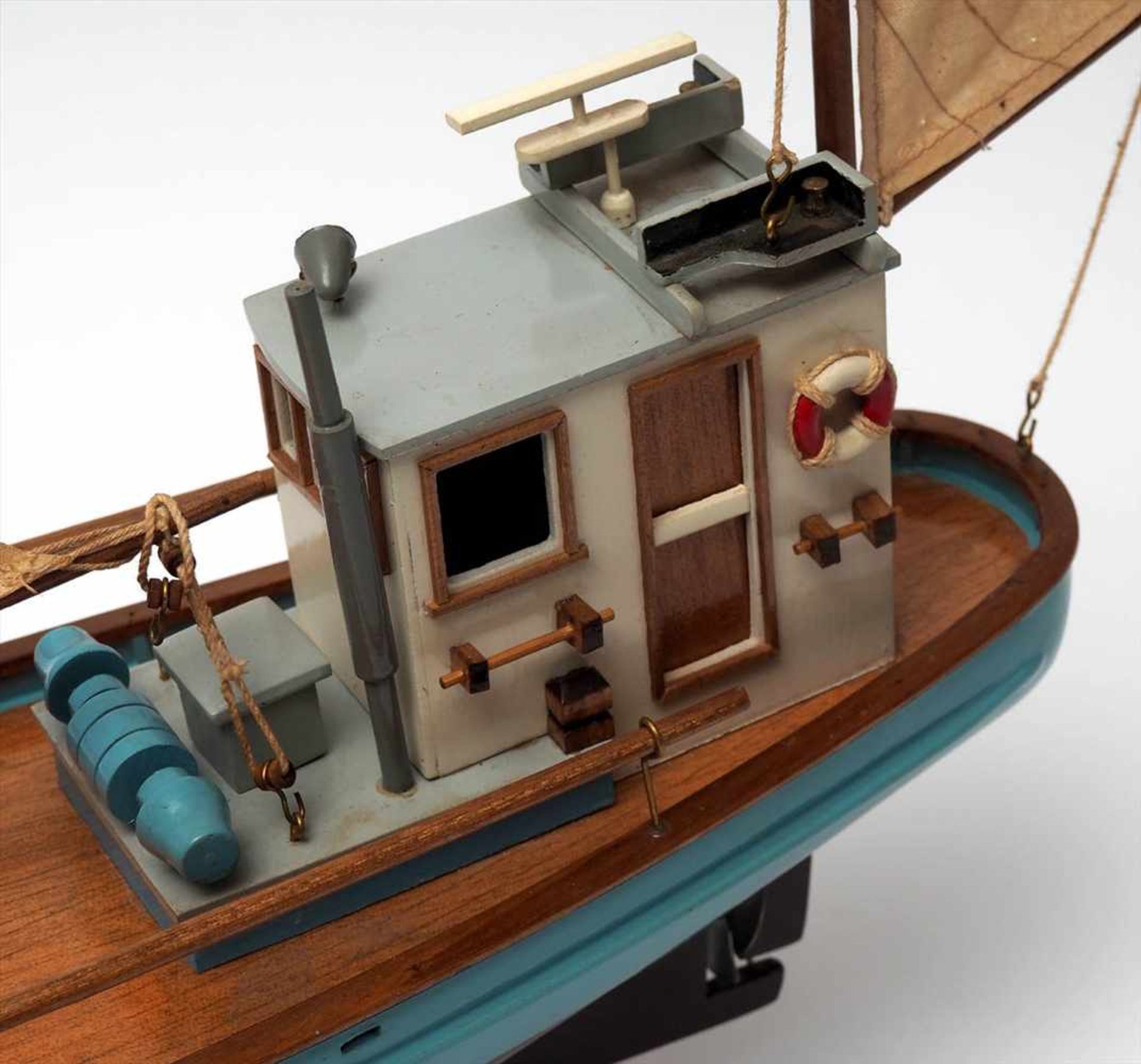 Modell eines FischerbootesHolz, farbig bemalt. H.47, L.50cm. - Bild 2 aus 4