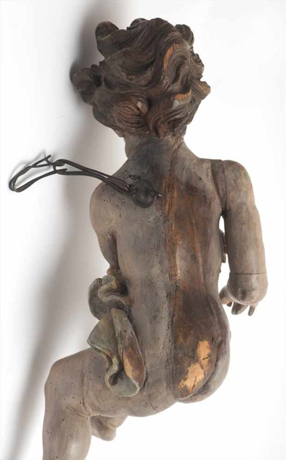 Putto, süddeutsch, 18.Jhdt.In bewegter Haltung, über dem linken Arm ein Tuch haltend. Fein - Bild 5 aus 5