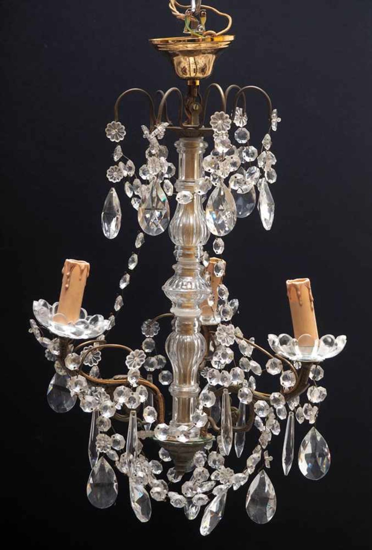 DeckenlampeDreiarmig. Mittelsäule mit Glassäulen, reicher Kristallbehang. H.50cm.