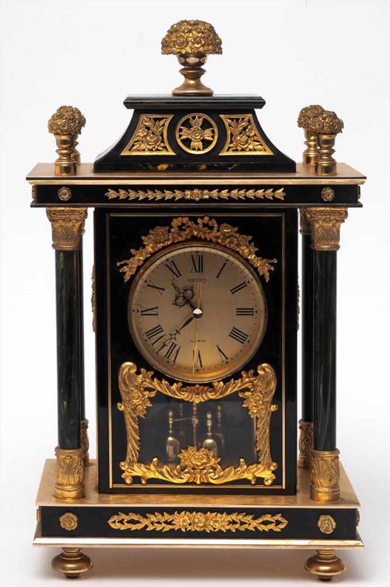 PrunkpenduleAuf breitem Messingsockel mit Appliken Uhrenkorpus mit verglastem Drehpendel, darüber - Bild 2 aus 4