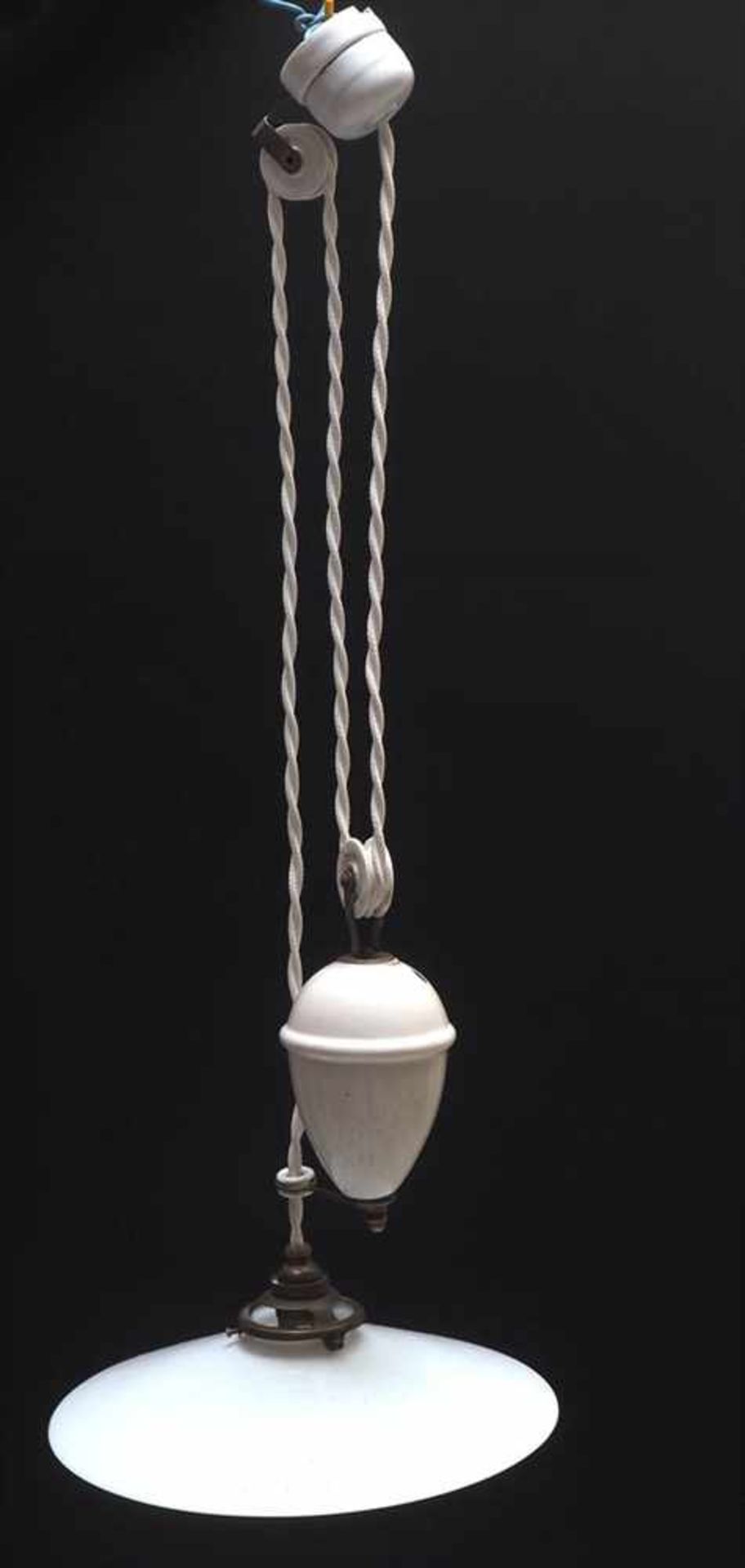 Zuglampe, 20er JahreDeckenaufhängung und Zugmechanismus aus weißem Porzellan. Schirm aus weißem