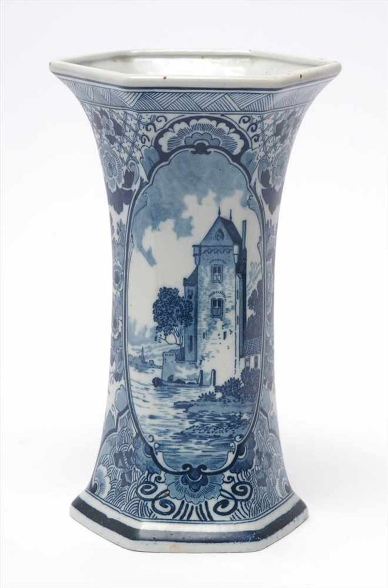 Vase, DelftSechskantige, konische Form. Auf der Wandung in unterglasurblauer Malerei Floraldekor