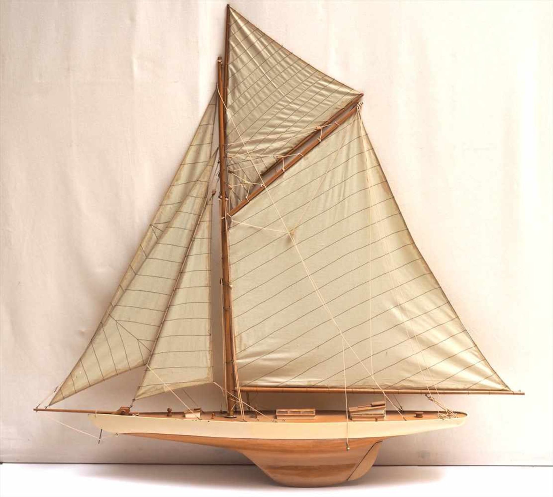 SchiffsmodellModell einer einmastigen Kielyacht. Holz und Leinen. L.112, H.115cm.