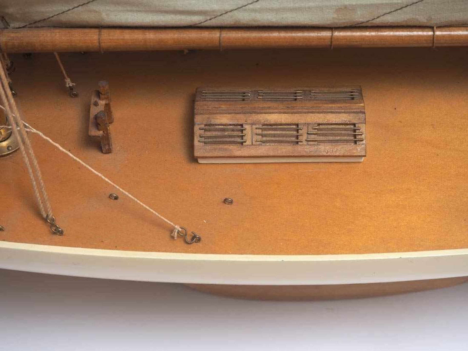 SchiffsmodellModell einer einmastigen Kielyacht. Holz und Leinen. L.112, H.115cm. - Bild 4 aus 4