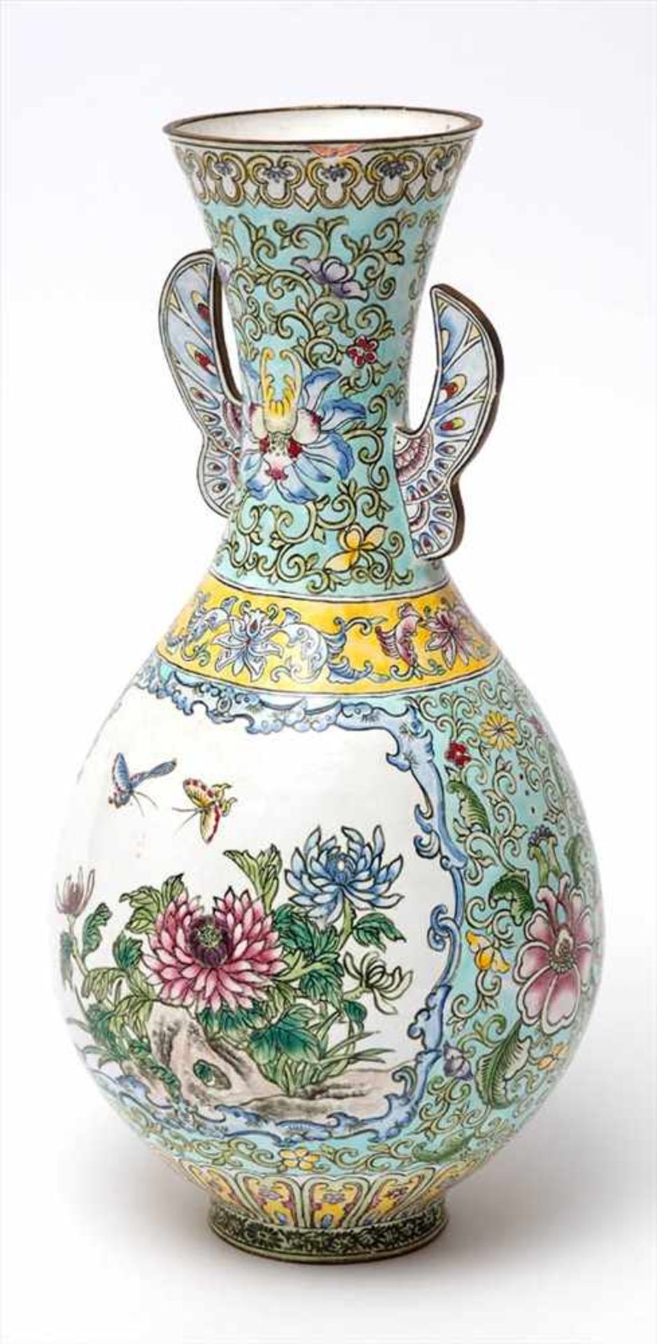 Balustervase, ChinaMessing. Auf Vorder- und Rückseite in polychromer Emailmalerei blühende Büsche, - Bild 2 aus 3