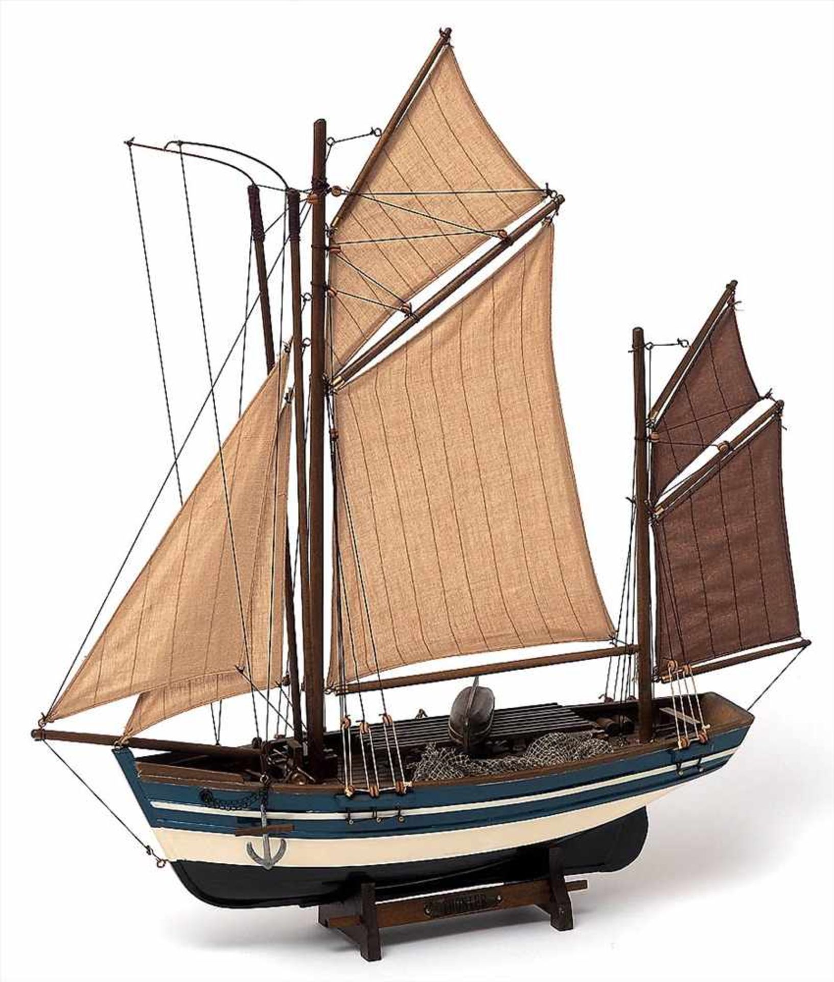 Modell eines FischerbootesHolz, farbig bemalt. H.56, L.52cm.