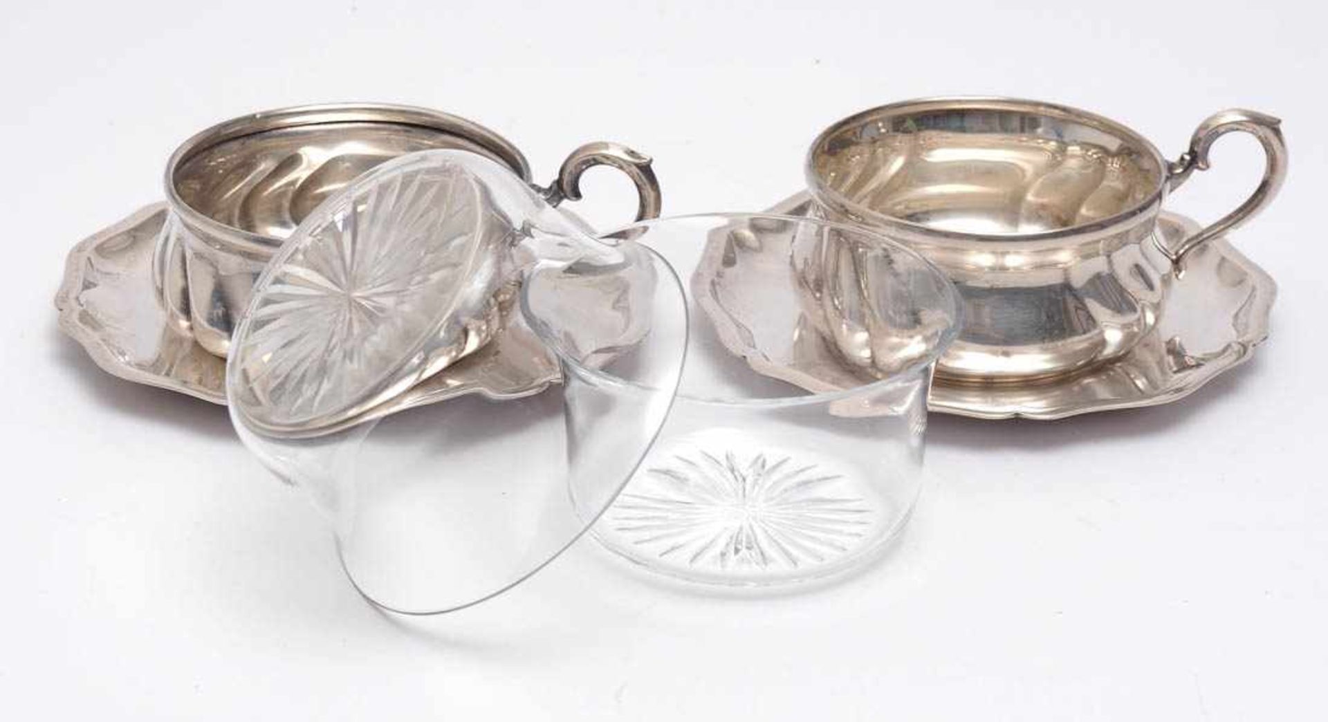 Paar TeetassenBewegte, godronierte Unterteller (Durchm.13,5cm), darauf passende Glashalter mit - Bild 2 aus 3